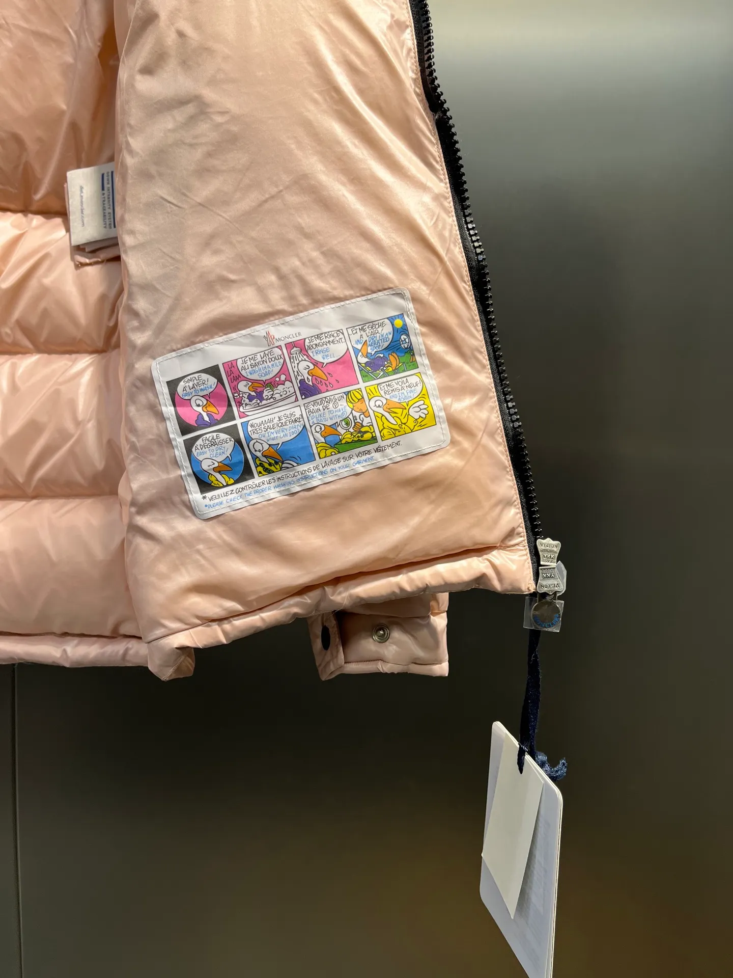 P640 𝗠𝗼𝗻𝗰𝗹𝗲𝗿 /𝗺𝗮𝘆𝗮 Model 026 Children's Maya Down Jacket Children's Maya short down jacket is specially designed to withstand cold winter weather and pays tribute to the mountains with high-performance design. Warm down jacket interprets iconic Moncler design from a child's perspective. 1⃣️The material is made of nylon laque fabric, exclusively customized, stain-resistant, and easier to wipe and clean. 2⃣️Embellished with brand logo, wool felt embroidery label, Behringer embroidery machine with electric embroidery, and imported embroidery thread to ensure that every word is full and three-dimensional. Clear. It can be called the most expensive embroidered label! 3⃣️ New international standard 90 white goose down, imported goose down filling, imported anti-drilling velvet liner cloth that does not run away. 4⃣️The front is decorated with a zipper fly closure, which locks in temperature instantly. The full set of hardware zippers are original and customized, with the M logo.  size：110-160