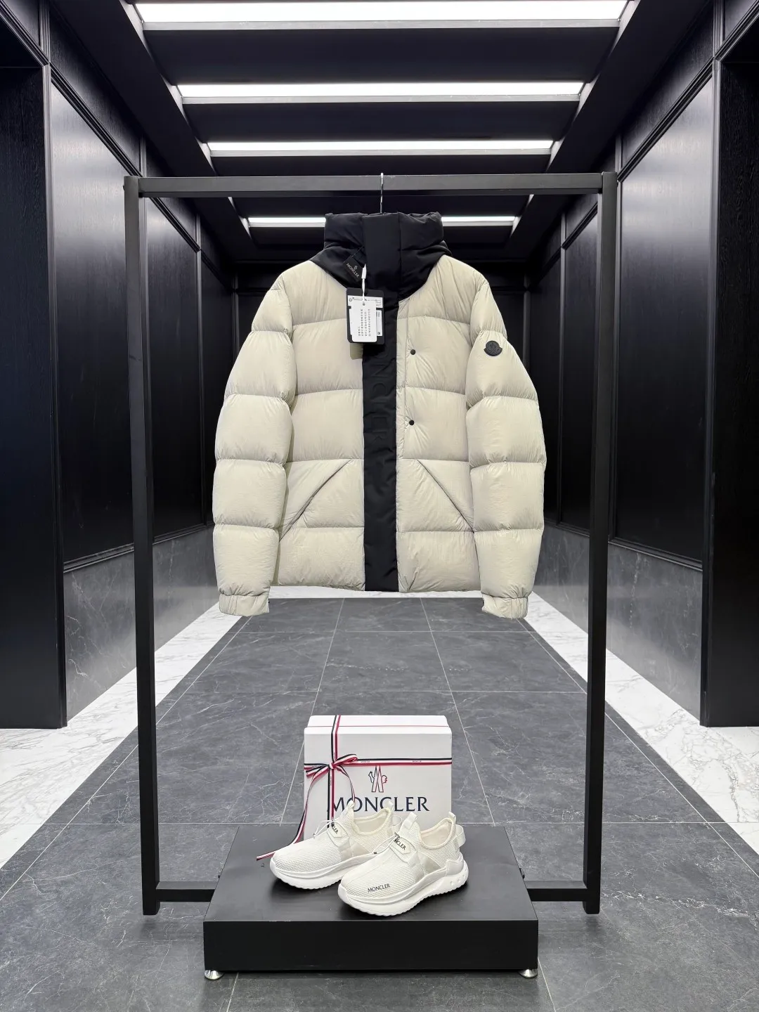 P760 22-year-old Moncler black warrior three-color short down jacket with embossed access control down jacket. Bread jacket. The official website is out of stock. The embossed placket is obvious to distinguish the currency. moncle madeira series, everyone calls it the black warrior! Flush 500g➕ Moncler Madeira short down jacket, frosted and neat colors and tailoring create a smart posture. Wearing the main line of autumn and winter mousse, return to the hustle and bustle of the city. One of the flagship series for autumn and winter, it is destined to be popular all over the Internet! The high collar design of the bread jacket can be worn by both men and women!  Mengkou’s flagship series this year is filled with 90% white goose down, which is warm, comfortable and not bulky. It is a bread suit pattern formed by large squares. Each square is evenly distributed, firmly locking the down and warming your figure!  The interior adopts the new design of the black label main mark, which does not lose its personality and is low-key! The placket highlights the brand and has a certain sense of beauty and layering! The original customized fabric has a very high density and a certain color, and the feel is absolutely consistent with the original! ! !  The contrasting color fabric inside is dyed first, and after repeated testing, there will never be a single lint left! ! ! The silhouette is clean and neat, and the upper body does not look bloated at all! Let you spend the cold winter gently! There are no gorgeous decorations or special designs, just simple. But it will make you feel excited! !  The simple and practical outerwear shows the agility and visual vitality of contemporary trends. While reinterpreting Moncler's iconic classic styles, it promotes a more youthful and uninhibited attitude towards cool play!  Size: 12345