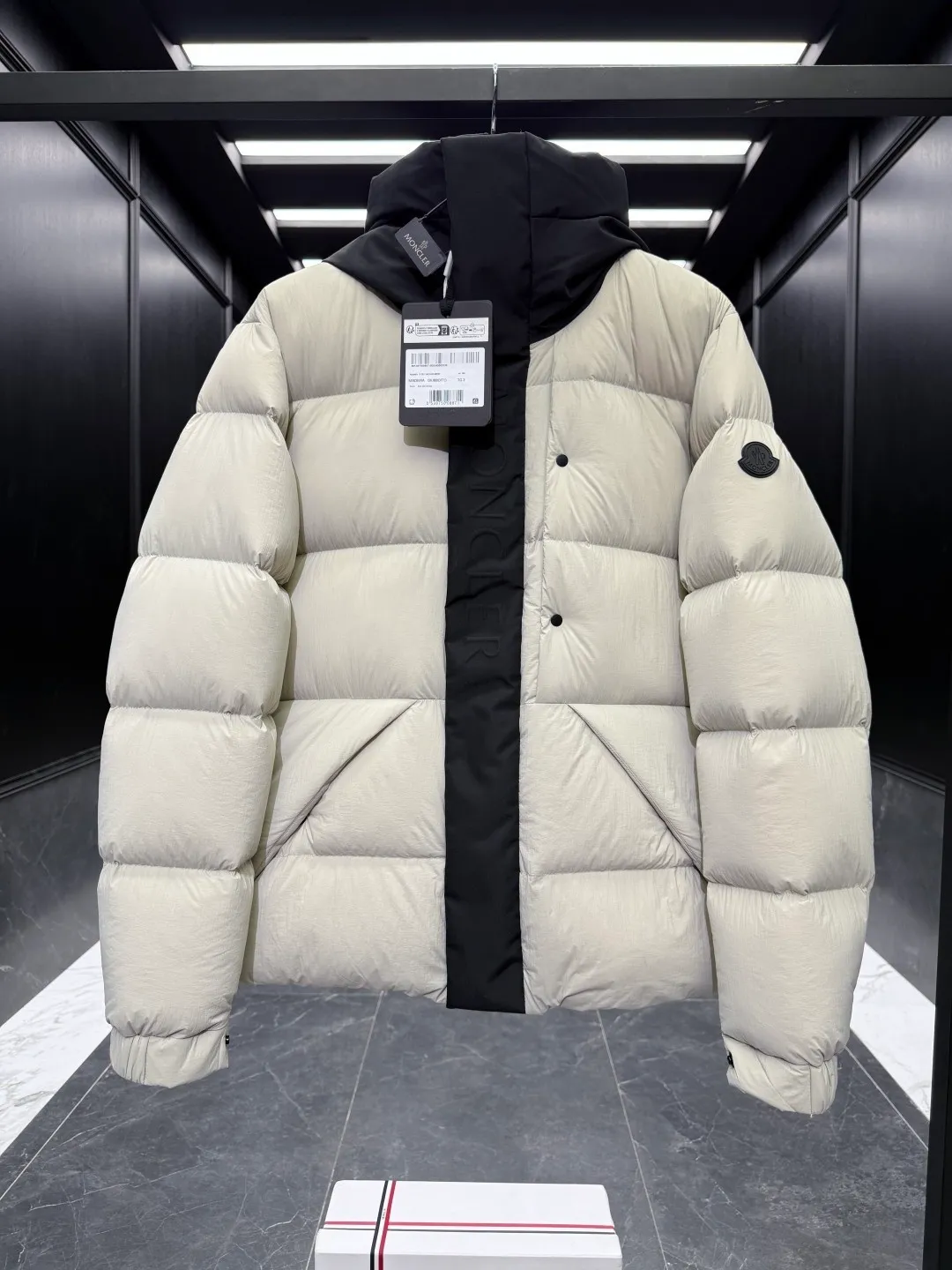 P760 22-year-old Moncler black warrior three-color short down jacket with embossed access control down jacket. Bread jacket. The official website is out of stock. The embossed placket is obvious to distinguish the currency. moncle madeira series, everyone calls it the black warrior! Flush 500g➕ Moncler Madeira short down jacket, frosted and neat colors and tailoring create a smart posture. Wearing the main line of autumn and winter mousse, return to the hustle and bustle of the city. One of the flagship series for autumn and winter, it is destined to be popular all over the Internet! The high collar design of the bread jacket can be worn by both men and women!  Mengkou’s flagship series this year is filled with 90% white goose down, which is warm, comfortable and not bulky. It is a bread suit pattern formed by large squares. Each square is evenly distributed, firmly locking the down and warming your figure!  The interior adopts the new design of the black label main mark, which does not lose its personality and is low-key! The placket highlights the brand and has a certain sense of beauty and layering! The original customized fabric has a very high density and a certain color, and the feel is absolutely consistent with the original! ! !  The contrasting color fabric inside is dyed first, and after repeated testing, there will never be a single lint left! ! ! The silhouette is clean and neat, and the upper body does not look bloated at all! Let you spend the cold winter gently! There are no gorgeous decorations or special designs, just simple. But it will make you feel excited! !  The simple and practical outerwear shows the agility and visual vitality of contemporary trends. While reinterpreting Moncler's iconic classic styles, it promotes a more youthful and uninhibited attitude towards cool play!  Size: 12345