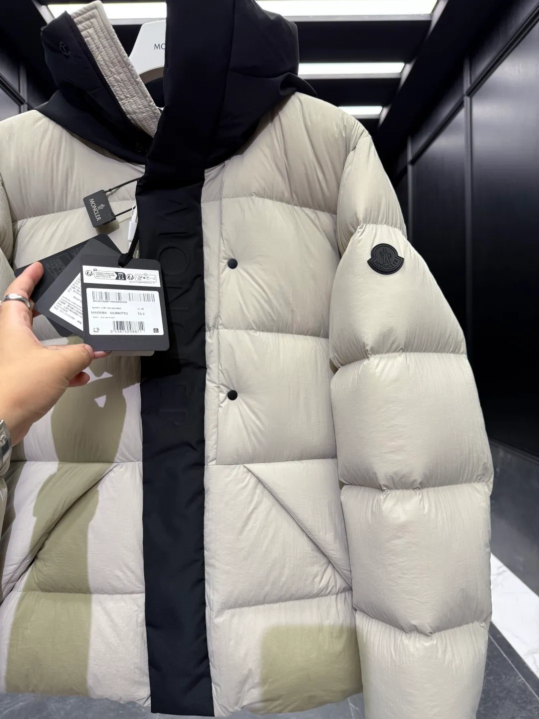 P760 22-year-old Moncler black warrior three-color short down jacket with embossed access control down jacket. Bread jacket. The official website is out of stock. The embossed placket is obvious to distinguish the currency. moncle madeira series, everyone calls it the black warrior! Flush 500g➕ Moncler Madeira short down jacket, frosted and neat colors and tailoring create a smart posture. Wearing the main line of autumn and winter mousse, return to the hustle and bustle of the city. One of the flagship series for autumn and winter, it is destined to be popular all over the Internet! The high collar design of the bread jacket can be worn by both men and women!  Mengkou’s flagship series this year is filled with 90% white goose down, which is warm, comfortable and not bulky. It is a bread suit pattern formed by large squares. Each square is evenly distributed, firmly locking the down and warming your figure!  The interior adopts the new design of the black label main mark, which does not lose its personality and is low-key! The placket highlights the brand and has a certain sense of beauty and layering! The original customized fabric has a very high density and a certain color, and the feel is absolutely consistent with the original! ! !  The contrasting color fabric inside is dyed first, and after repeated testing, there will never be a single lint left! ! ! The silhouette is clean and neat, and the upper body does not look bloated at all! Let you spend the cold winter gently! There are no gorgeous decorations or special designs, just simple. But it will make you feel excited! !  The simple and practical outerwear shows the agility and visual vitality of contemporary trends. While reinterpreting Moncler's iconic classic styles, it promotes a more youthful and uninhibited attitude towards cool play!  Size: 12345