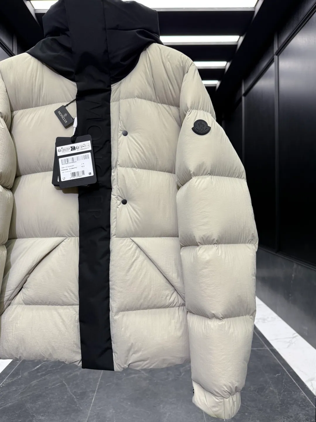 P760 22-year-old Moncler black warrior three-color short down jacket with embossed access control down jacket. Bread jacket. The official website is out of stock. The embossed placket is obvious to distinguish the currency. moncle madeira series, everyone calls it the black warrior! Flush 500g➕ Moncler Madeira short down jacket, frosted and neat colors and tailoring create a smart posture. Wearing the main line of autumn and winter mousse, return to the hustle and bustle of the city. One of the flagship series for autumn and winter, it is destined to be popular all over the Internet! The high collar design of the bread jacket can be worn by both men and women!  Mengkou’s flagship series this year is filled with 90% white goose down, which is warm, comfortable and not bulky. It is a bread suit pattern formed by large squares. Each square is evenly distributed, firmly locking the down and warming your figure!  The interior adopts the new design of the black label main mark, which does not lose its personality and is low-key! The placket highlights the brand and has a certain sense of beauty and layering! The original customized fabric has a very high density and a certain color, and the feel is absolutely consistent with the original! ! !  The contrasting color fabric inside is dyed first, and after repeated testing, there will never be a single lint left! ! ! The silhouette is clean and neat, and the upper body does not look bloated at all! Let you spend the cold winter gently! There are no gorgeous decorations or special designs, just simple. But it will make you feel excited! !  The simple and practical outerwear shows the agility and visual vitality of contemporary trends. While reinterpreting Moncler's iconic classic styles, it promotes a more youthful and uninhibited attitude towards cool play!  Size: 12345