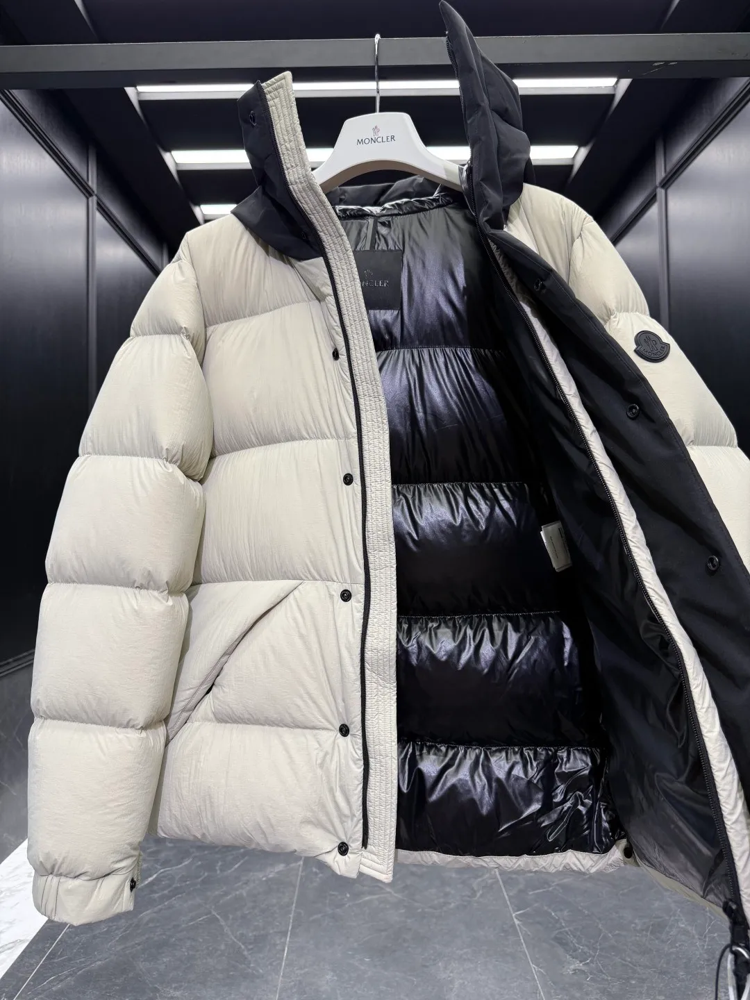 P760 22-year-old Moncler black warrior three-color short down jacket with embossed access control down jacket. Bread jacket. The official website is out of stock. The embossed placket is obvious to distinguish the currency. moncle madeira series, everyone calls it the black warrior! Flush 500g➕ Moncler Madeira short down jacket, frosted and neat colors and tailoring create a smart posture. Wearing the main line of autumn and winter mousse, return to the hustle and bustle of the city. One of the flagship series for autumn and winter, it is destined to be popular all over the Internet! The high collar design of the bread jacket can be worn by both men and women!  Mengkou’s flagship series this year is filled with 90% white goose down, which is warm, comfortable and not bulky. It is a bread suit pattern formed by large squares. Each square is evenly distributed, firmly locking the down and warming your figure!  The interior adopts the new design of the black label main mark, which does not lose its personality and is low-key! The placket highlights the brand and has a certain sense of beauty and layering! The original customized fabric has a very high density and a certain color, and the feel is absolutely consistent with the original! ! !  The contrasting color fabric inside is dyed first, and after repeated testing, there will never be a single lint left! ! ! The silhouette is clean and neat, and the upper body does not look bloated at all! Let you spend the cold winter gently! There are no gorgeous decorations or special designs, just simple. But it will make you feel excited! !  The simple and practical outerwear shows the agility and visual vitality of contemporary trends. While reinterpreting Moncler's iconic classic styles, it promotes a more youthful and uninhibited attitude towards cool play!  Size: 12345