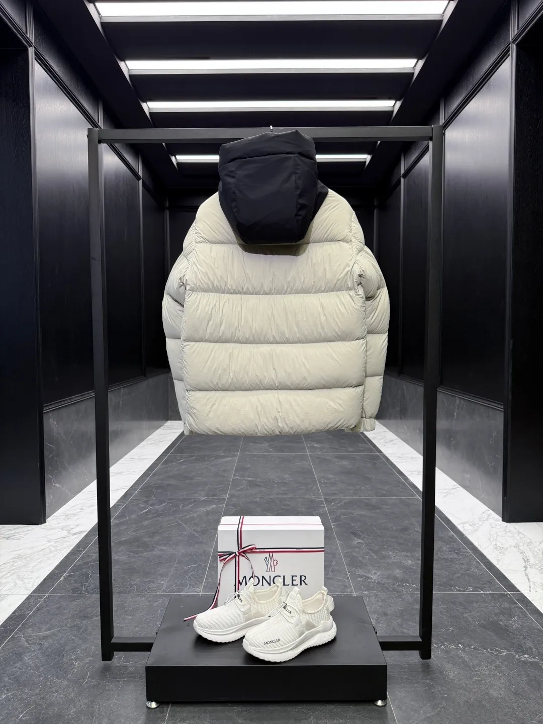 P760 22-year-old Moncler black warrior three-color short down jacket with embossed access control down jacket. Bread jacket. The official website is out of stock. The embossed placket is obvious to distinguish the currency. moncle madeira series, everyone calls it the black warrior! Flush 500g➕ Moncler Madeira short down jacket, frosted and neat colors and tailoring create a smart posture. Wearing the main line of autumn and winter mousse, return to the hustle and bustle of the city. One of the flagship series for autumn and winter, it is destined to be popular all over the Internet! The high collar design of the bread jacket can be worn by both men and women!  Mengkou’s flagship series this year is filled with 90% white goose down, which is warm, comfortable and not bulky. It is a bread suit pattern formed by large squares. Each square is evenly distributed, firmly locking the down and warming your figure!  The interior adopts the new design of the black label main mark, which does not lose its personality and is low-key! The placket highlights the brand and has a certain sense of beauty and layering! The original customized fabric has a very high density and a certain color, and the feel is absolutely consistent with the original! ! !  The contrasting color fabric inside is dyed first, and after repeated testing, there will never be a single lint left! ! ! The silhouette is clean and neat, and the upper body does not look bloated at all! Let you spend the cold winter gently! There are no gorgeous decorations or special designs, just simple. But it will make you feel excited! !  The simple and practical outerwear shows the agility and visual vitality of contemporary trends. While reinterpreting Moncler's iconic classic styles, it promotes a more youthful and uninhibited attitude towards cool play!  Size: 12345