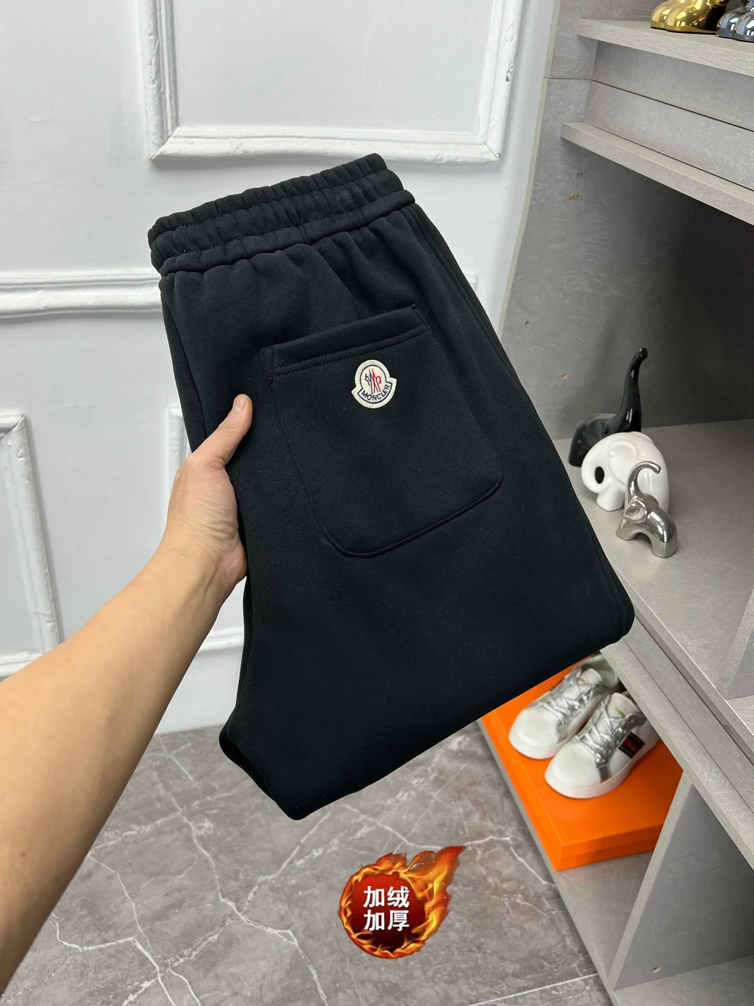 P360 Moncler velvet and thickened 🌟🇮🇹🌟 New model coming🔥4050 new autumn and winter velvet and thickened new products are available at the counter. The best leisure casual pants in the physical store🐂The original version of the counter is 1:1 good product, suitable for all ages. The highest version of European imported fabrics on the market. Comfortable, soft and skin-friendly, the upper body effect is super fashionable and versatile, straight and stylish, a wardrobe must-have! Suitable for any occasion Size: M-3XL