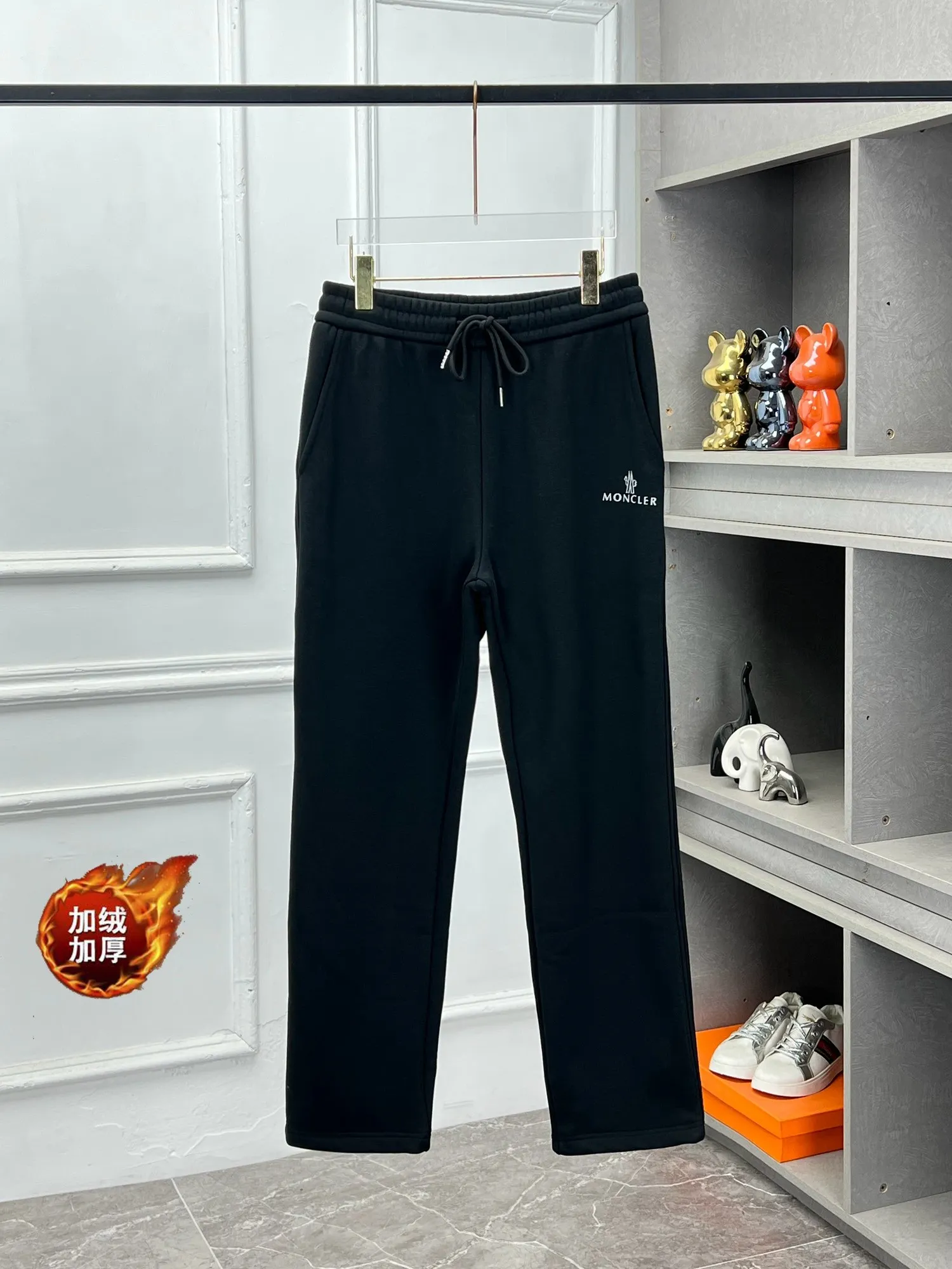 P360 Moncler velvet and thickened 🌟🇮🇹🌟 New model coming🔥4050 new autumn and winter velvet and thickened new products are available at the counter. The best leisure casual pants in the physical store🐂The original version of the counter is 1:1 good product, suitable for all ages. The highest version of European imported fabrics on the market. Comfortable, soft and skin-friendly, the upper body effect is super fashionable and versatile, straight and stylish, a wardrobe must-have! Suitable for any occasion Size: M-3XL