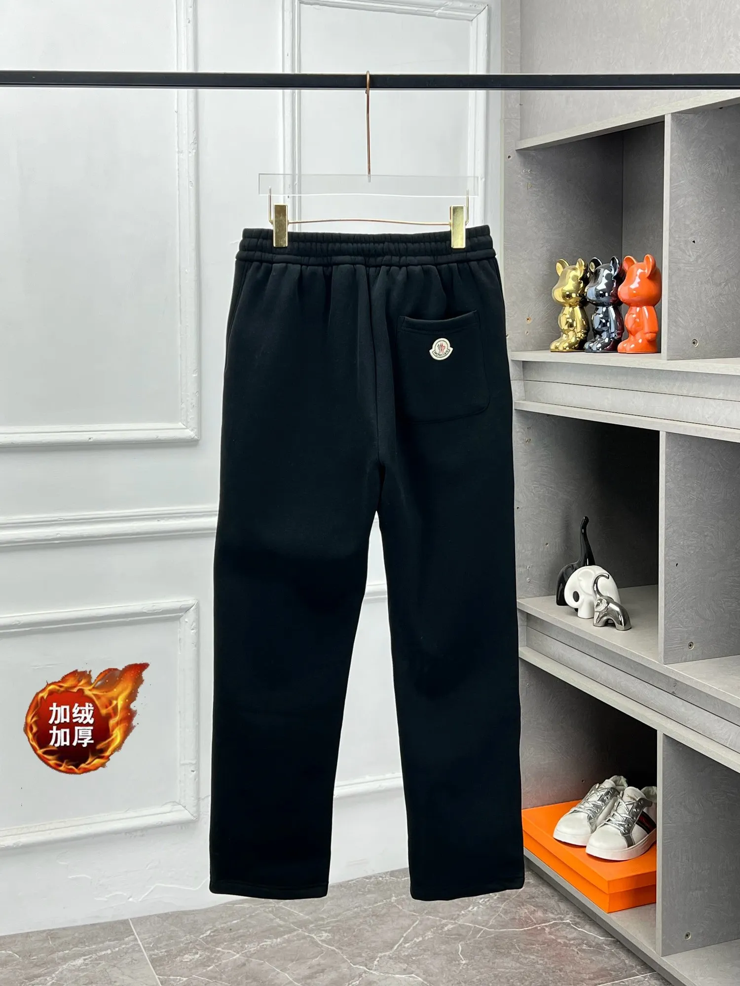 P360 Moncler velvet and thickened 🌟🇮🇹🌟 New model coming🔥4050 new autumn and winter velvet and thickened new products are available at the counter. The best leisure casual pants in the physical store🐂The original version of the counter is 1:1 good product, suitable for all ages. The highest version of European imported fabrics on the market. Comfortable, soft and skin-friendly, the upper body effect is super fashionable and versatile, straight and stylish, a wardrobe must-have! Suitable for any occasion Size: M-3XL