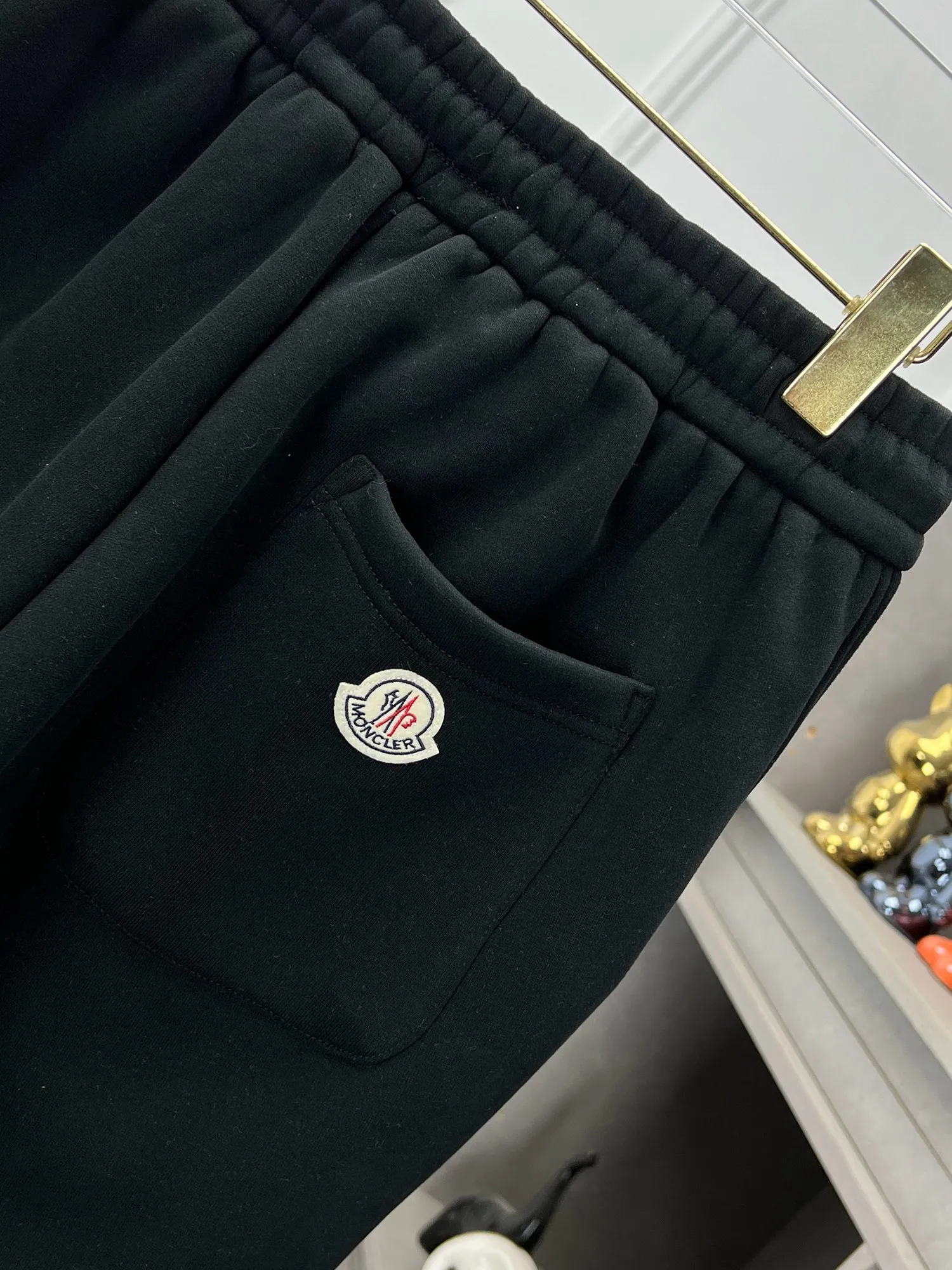 P360 Moncler velvet and thickened 🌟🇮🇹🌟 New model coming🔥4050 new autumn and winter velvet and thickened new products are available at the counter. The best leisure casual pants in the physical store🐂The original version of the counter is 1:1 good product, suitable for all ages. The highest version of European imported fabrics on the market. Comfortable, soft and skin-friendly, the upper body effect is super fashionable and versatile, straight and stylish, a wardrobe must-have! Suitable for any occasion Size: M-3XL