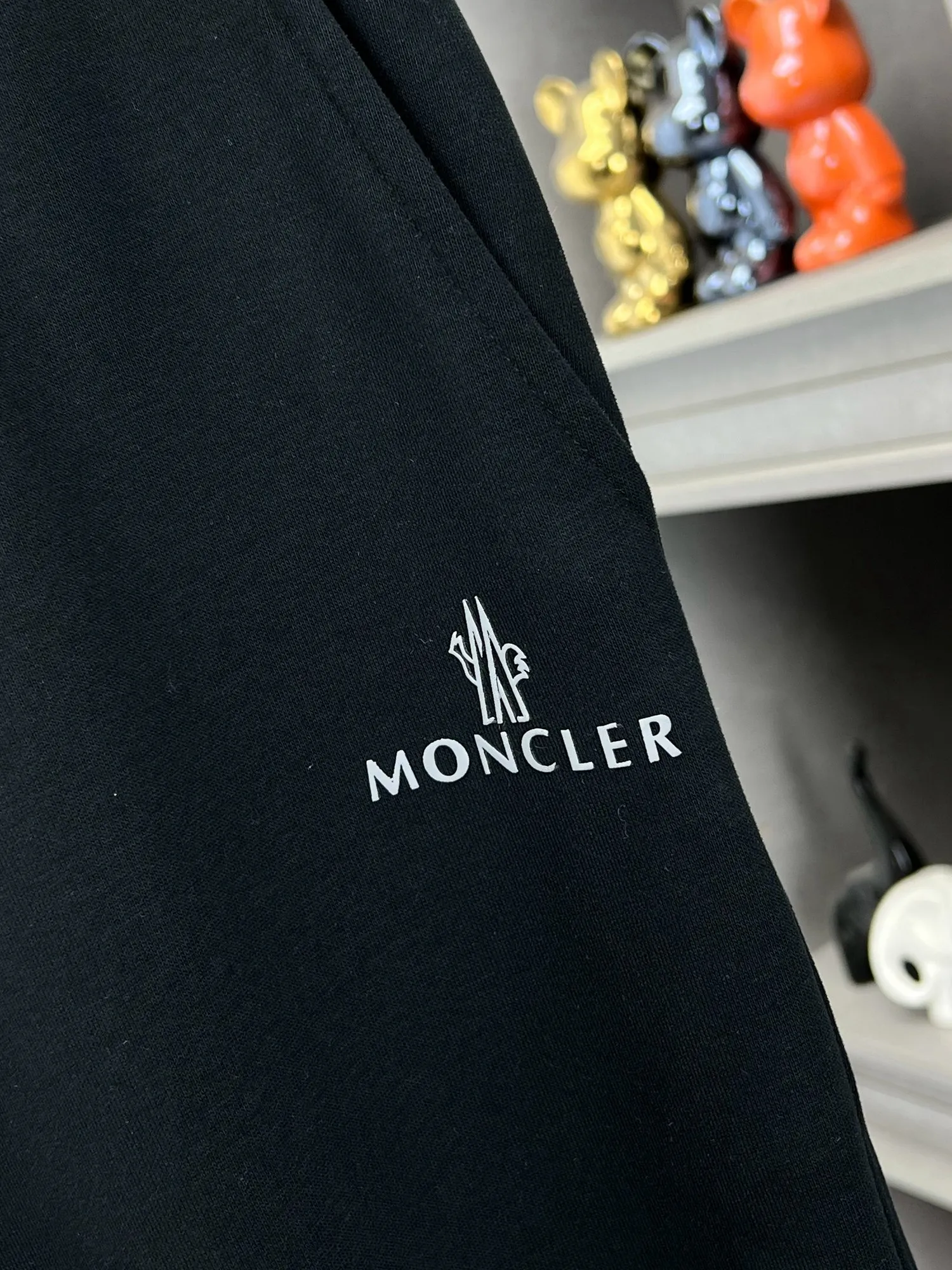 P360 Moncler velvet and thickened 🌟🇮🇹🌟 New model coming🔥4050 new autumn and winter velvet and thickened new products are available at the counter. The best leisure casual pants in the physical store🐂The original version of the counter is 1:1 good product, suitable for all ages. The highest version of European imported fabrics on the market. Comfortable, soft and skin-friendly, the upper body effect is super fashionable and versatile, straight and stylish, a wardrobe must-have! Suitable for any occasion Size: M-3XL