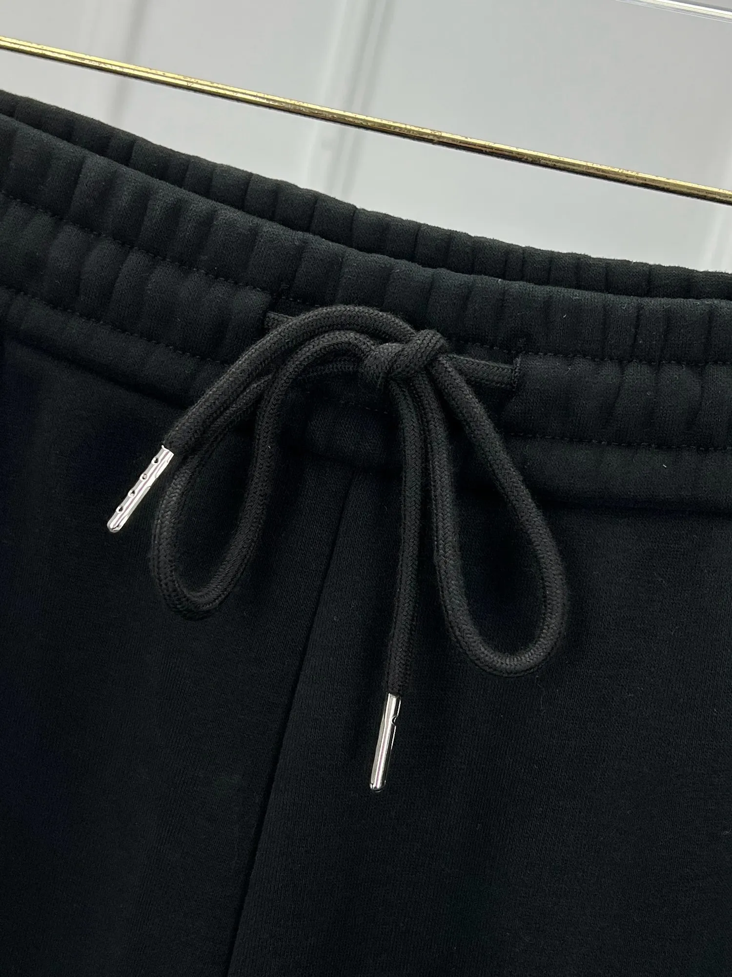 P360 Moncler velvet and thickened 🌟🇮🇹🌟 New model coming🔥4050 new autumn and winter velvet and thickened new products are available at the counter. The best leisure casual pants in the physical store🐂The original version of the counter is 1:1 good product, suitable for all ages. The highest version of European imported fabrics on the market. Comfortable, soft and skin-friendly, the upper body effect is super fashionable and versatile, straight and stylish, a wardrobe must-have! Suitable for any occasion Size: M-3XL