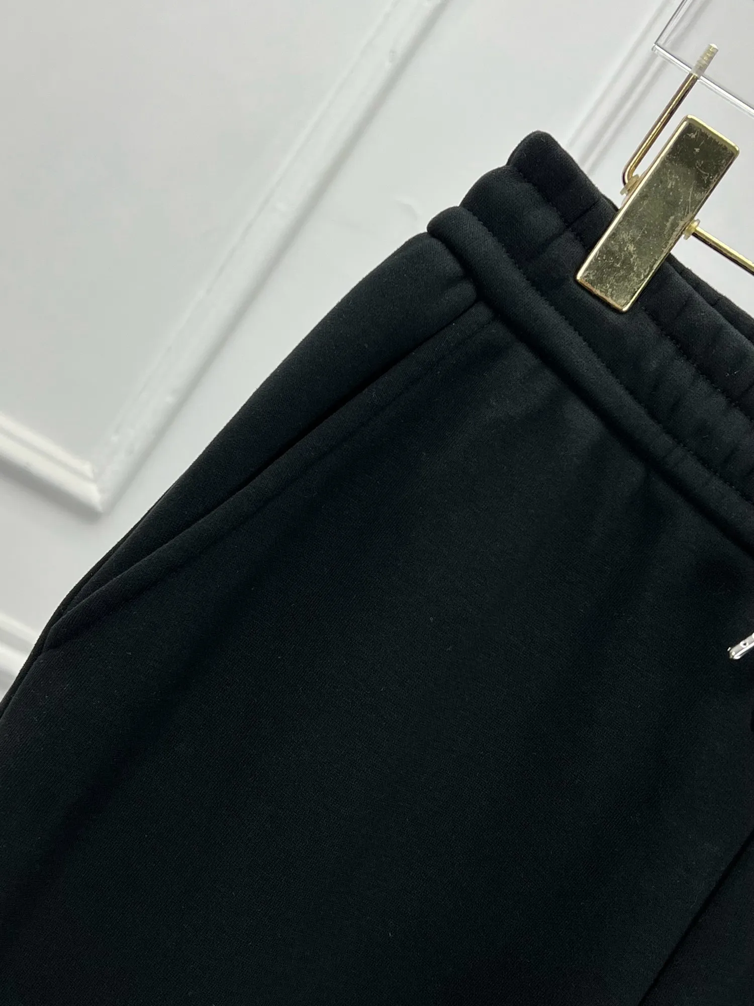 P360 Moncler velvet and thickened 🌟🇮🇹🌟 New model coming🔥4050 new autumn and winter velvet and thickened new products are available at the counter. The best leisure casual pants in the physical store🐂The original version of the counter is 1:1 good product, suitable for all ages. The highest version of European imported fabrics on the market. Comfortable, soft and skin-friendly, the upper body effect is super fashionable and versatile, straight and stylish, a wardrobe must-have! Suitable for any occasion Size: M-3XL