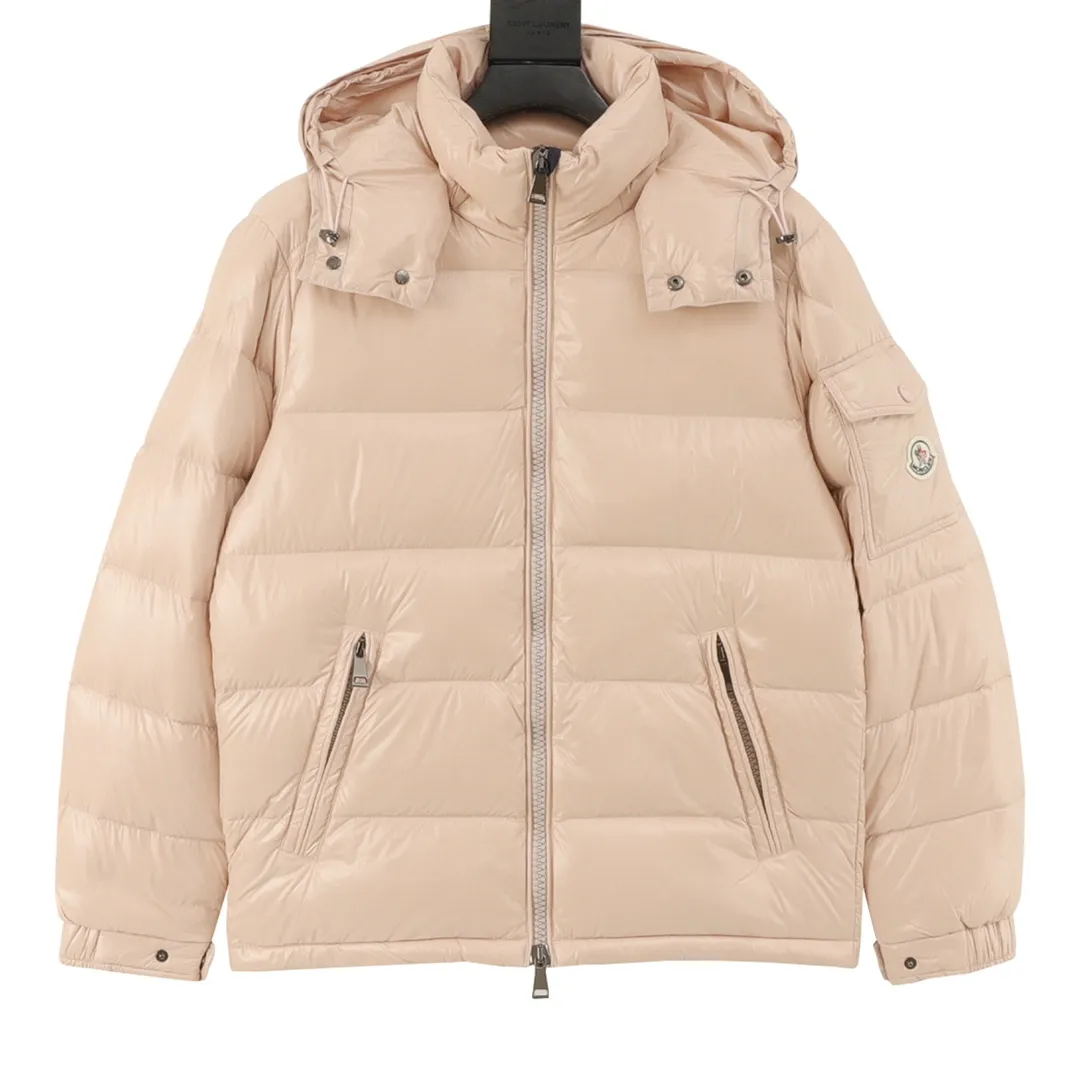 P1020 Moncer/Mengkou Maya Eason Chan Same Style Down Jacket Description: Influenced by the iconic outerwear of the 1980s, the Maya jacket revisits the looks from the Moncler archives with modern style and cutting-edge elements. This is the brand's professional achievement in ski equipment. Whether in terms of sport or style, this high-performance and positive-spirited jacket has all the elements a competitive athlete needs to claim the title. Material process analysis: 1️⃣Original Nfc inductive anti-counterfeiting chip 2️⃣National standard 95% pure white duck down, exclusive use of top-grade down on the market, never false goose down and a series of misunderstandings 3️⃣Fabric: 100% nylon; Lining: 100% nylon, one of the best on the market, everything is customized according to the original version. 4⃣️The electroplated hardware is produced by the original processing factory, all customized by the original factory, and is not a replica of various types on the market. 5⃣️Produced by a certain Lang factory, it has always been unambiguous in terms of quality. Everyone knows about the workmanship, QA and Qc quality inspection of the workers when shipping from large factories. It is not comparable to small factories in the market. Conclusion: Bosses are welcome to compare. The top mask engraving leader in the country has always insisted on product craftsmanship, materials and quality control! ! SUZE:0-3