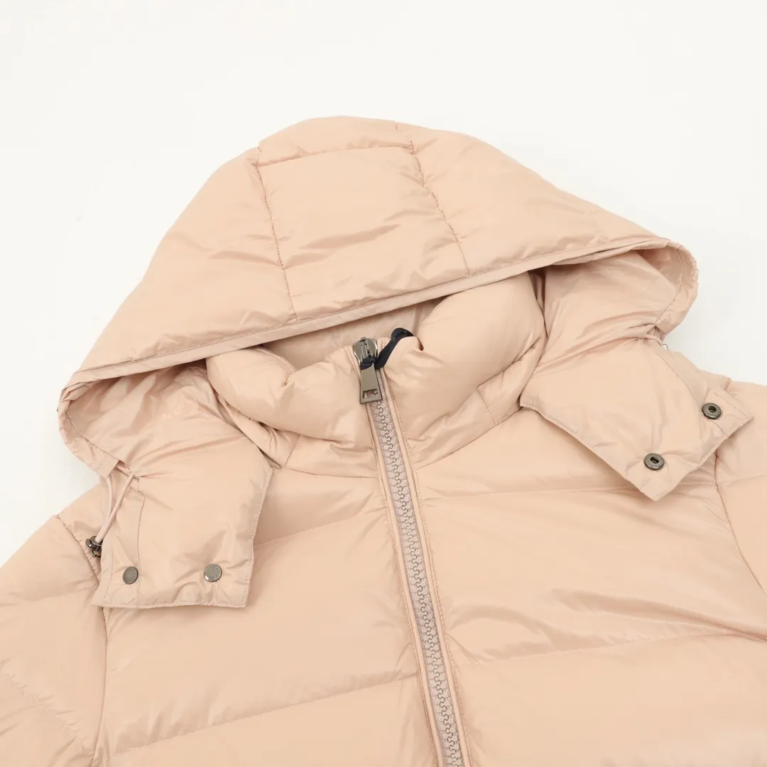 P1020 Moncer/Mengkou Maya Eason Chan Same Style Down Jacket Description: Influenced by the iconic outerwear of the 1980s, the Maya jacket revisits the looks from the Moncler archives with modern style and cutting-edge elements. This is the brand's professional achievement in ski equipment. Whether in terms of sport or style, this high-performance and positive-spirited jacket has all the elements a competitive athlete needs to claim the title. Material process analysis: 1️⃣Original Nfc inductive anti-counterfeiting chip 2️⃣National standard 95% pure white duck down, exclusive use of top-grade down on the market, never false goose down and a series of misunderstandings 3️⃣Fabric: 100% nylon; Lining: 100% nylon, one of the best on the market, everything is customized according to the original version. 4⃣️The electroplated hardware is produced by the original processing factory, all customized by the original factory, and is not a replica of various types on the market. 5⃣️Produced by a certain Lang factory, it has always been unambiguous in terms of quality. Everyone knows about the workmanship, QA and Qc quality inspection of the workers when shipping from large factories. It is not comparable to small factories in the market. Conclusion: Bosses are welcome to compare. The top mask engraving leader in the country has always insisted on product craftsmanship, materials and quality control! ! SUZE:0-3