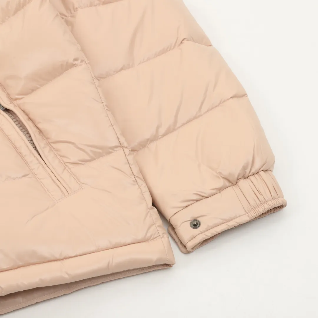 P1020 Moncer/Mengkou Maya Eason Chan Same Style Down Jacket Description: Influenced by the iconic outerwear of the 1980s, the Maya jacket revisits the looks from the Moncler archives with modern style and cutting-edge elements. This is the brand's professional achievement in ski equipment. Whether in terms of sport or style, this high-performance and positive-spirited jacket has all the elements a competitive athlete needs to claim the title. Material process analysis: 1️⃣Original Nfc inductive anti-counterfeiting chip 2️⃣National standard 95% pure white duck down, exclusive use of top-grade down on the market, never false goose down and a series of misunderstandings 3️⃣Fabric: 100% nylon; Lining: 100% nylon, one of the best on the market, everything is customized according to the original version. 4⃣️The electroplated hardware is produced by the original processing factory, all customized by the original factory, and is not a replica of various types on the market. 5⃣️Produced by a certain Lang factory, it has always been unambiguous in terms of quality. Everyone knows about the workmanship, QA and Qc quality inspection of the workers when shipping from large factories. It is not comparable to small factories in the market. Conclusion: Bosses are welcome to compare. The top mask engraving leader in the country has always insisted on product craftsmanship, materials and quality control! ! SUZE:0-3
