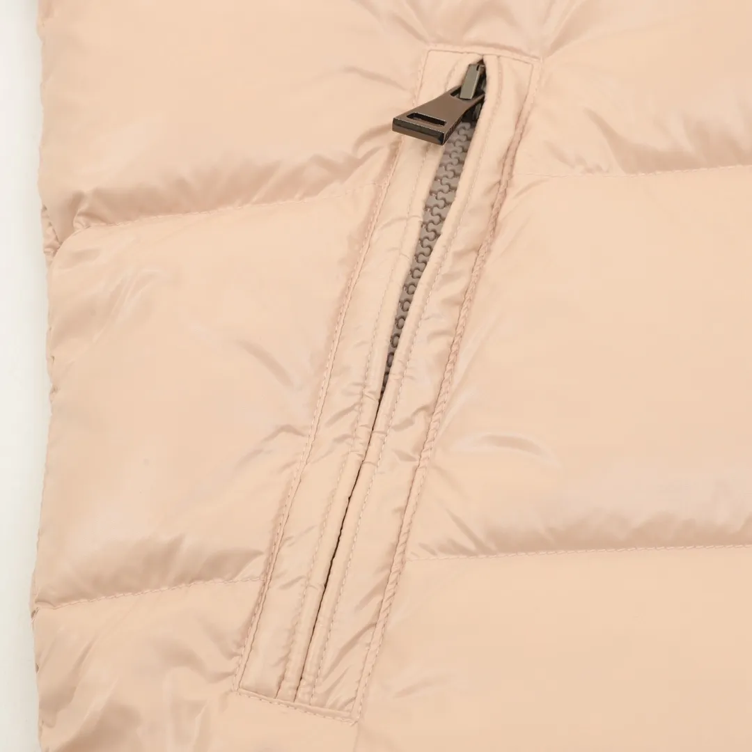 P1020 Moncer/Mengkou Maya Eason Chan Same Style Down Jacket Description: Influenced by the iconic outerwear of the 1980s, the Maya jacket revisits the looks from the Moncler archives with modern style and cutting-edge elements. This is the brand's professional achievement in ski equipment. Whether in terms of sport or style, this high-performance and positive-spirited jacket has all the elements a competitive athlete needs to claim the title. Material process analysis: 1️⃣Original Nfc inductive anti-counterfeiting chip 2️⃣National standard 95% pure white duck down, exclusive use of top-grade down on the market, never false goose down and a series of misunderstandings 3️⃣Fabric: 100% nylon; Lining: 100% nylon, one of the best on the market, everything is customized according to the original version. 4⃣️The electroplated hardware is produced by the original processing factory, all customized by the original factory, and is not a replica of various types on the market. 5⃣️Produced by a certain Lang factory, it has always been unambiguous in terms of quality. Everyone knows about the workmanship, QA and Qc quality inspection of the workers when shipping from large factories. It is not comparable to small factories in the market. Conclusion: Bosses are welcome to compare. The top mask engraving leader in the country has always insisted on product craftsmanship, materials and quality control! ! SUZE:0-3
