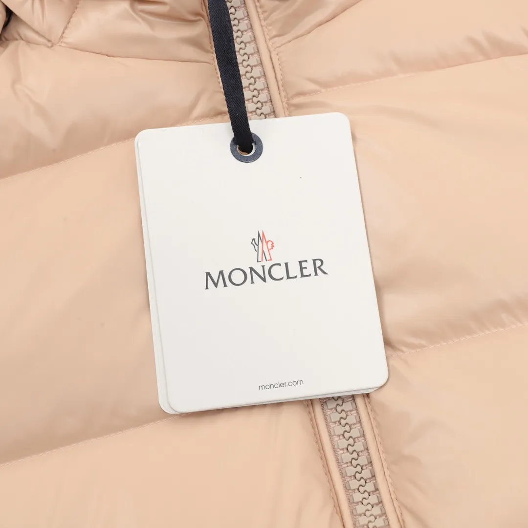P1020 Moncer/Mengkou Maya Eason Chan Same Style Down Jacket Description: Influenced by the iconic outerwear of the 1980s, the Maya jacket revisits the looks from the Moncler archives with modern style and cutting-edge elements. This is the brand's professional achievement in ski equipment. Whether in terms of sport or style, this high-performance and positive-spirited jacket has all the elements a competitive athlete needs to claim the title. Material process analysis: 1️⃣Original Nfc inductive anti-counterfeiting chip 2️⃣National standard 95% pure white duck down, exclusive use of top-grade down on the market, never false goose down and a series of misunderstandings 3️⃣Fabric: 100% nylon; Lining: 100% nylon, one of the best on the market, everything is customized according to the original version. 4⃣️The electroplated hardware is produced by the original processing factory, all customized by the original factory, and is not a replica of various types on the market. 5⃣️Produced by a certain Lang factory, it has always been unambiguous in terms of quality. Everyone knows about the workmanship, QA and Qc quality inspection of the workers when shipping from large factories. It is not comparable to small factories in the market. Conclusion: Bosses are welcome to compare. The top mask engraving leader in the country has always insisted on product craftsmanship, materials and quality control! ! SUZE:0-3