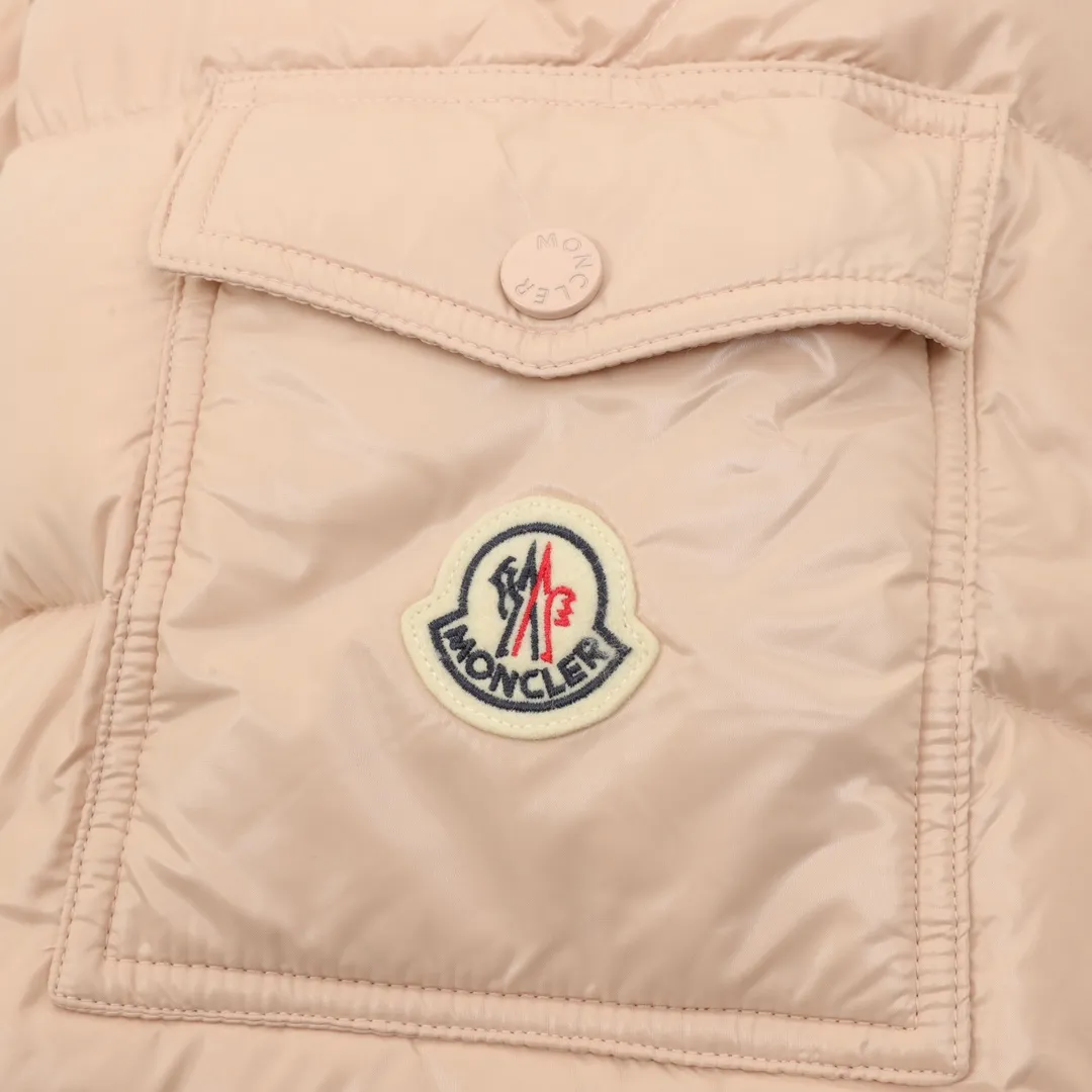 P1020 Moncer/Mengkou Maya Eason Chan Same Style Down Jacket Description: Influenced by the iconic outerwear of the 1980s, the Maya jacket revisits the looks from the Moncler archives with modern style and cutting-edge elements. This is the brand's professional achievement in ski equipment. Whether in terms of sport or style, this high-performance and positive-spirited jacket has all the elements a competitive athlete needs to claim the title. Material process analysis: 1️⃣Original Nfc inductive anti-counterfeiting chip 2️⃣National standard 95% pure white duck down, exclusive use of top-grade down on the market, never false goose down and a series of misunderstandings 3️⃣Fabric: 100% nylon; Lining: 100% nylon, one of the best on the market, everything is customized according to the original version. 4⃣️The electroplated hardware is produced by the original processing factory, all customized by the original factory, and is not a replica of various types on the market. 5⃣️Produced by a certain Lang factory, it has always been unambiguous in terms of quality. Everyone knows about the workmanship, QA and Qc quality inspection of the workers when shipping from large factories. It is not comparable to small factories in the market. Conclusion: Bosses are welcome to compare. The top mask engraving leader in the country has always insisted on product craftsmanship, materials and quality control! ! SUZE:0-3