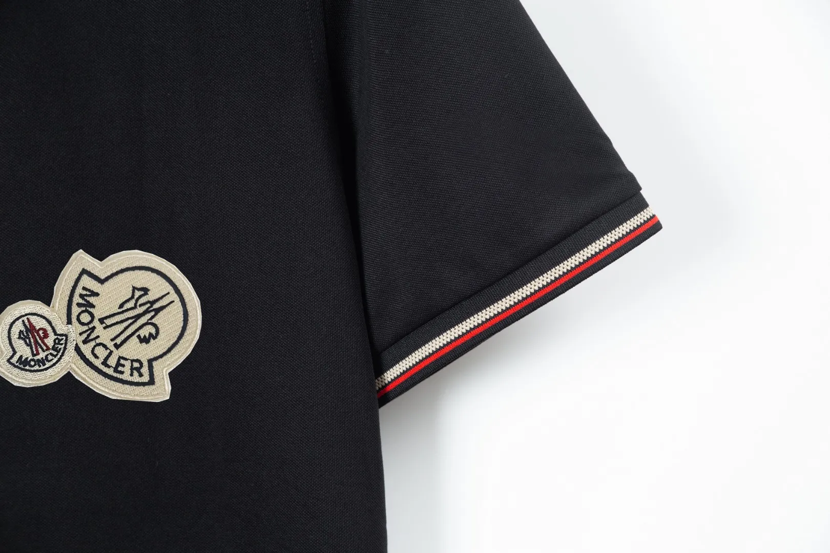 P200 (complete with three standards) - MONCLER Meng Mouth counters are launching new logo embroidered lapel POLO shirts at the same time - Made from the original ZP consistent customized Solona double pique fabric, threads are dyed in the same vat with zero color difference, exclusive quality difference currency, welcome to compare - Color: white black - Code number: M L XL XXL XXXL