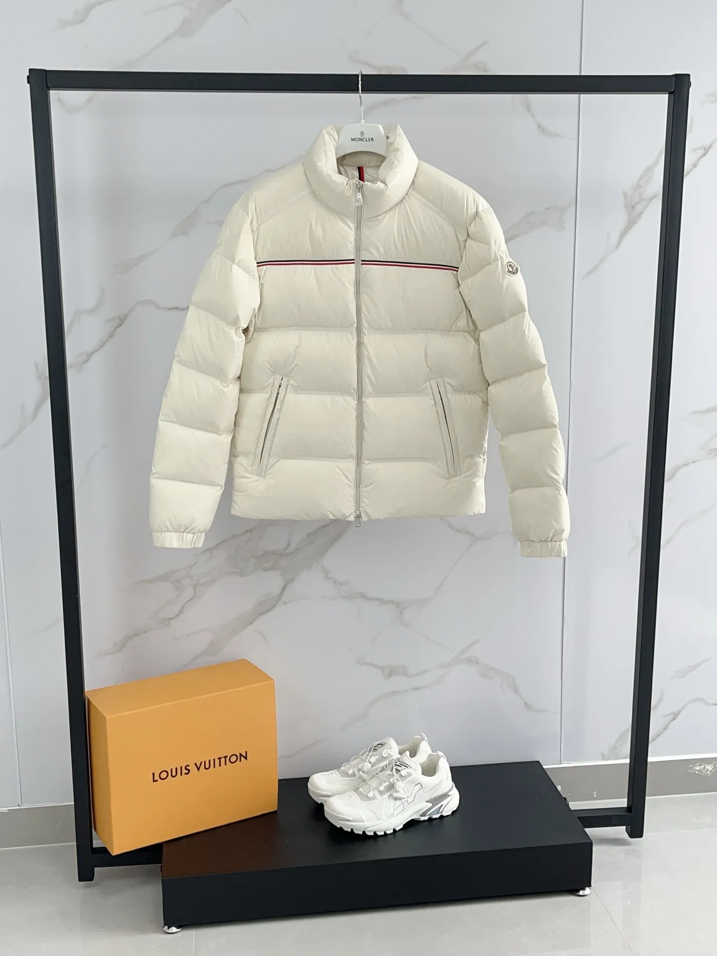 P960 2025 Moncler Bouvaque short zipper stand collar long-sleeved jacket, the stand collar design is simple and elegant, the red and black stripe decoration on the chest adds a sense of fashion, and the full down filling ensures excellent warmth retention. Filled with 90% white duck down, top quality, classic tailoring. The upper body has a full street feel; all the latest version of the hardware and accessories are custom molded to restore the original shape, the upper body has an excellent silhouette, and all three standards are complete! GW is new at the same time Color: White Black Number of yards: 1-5