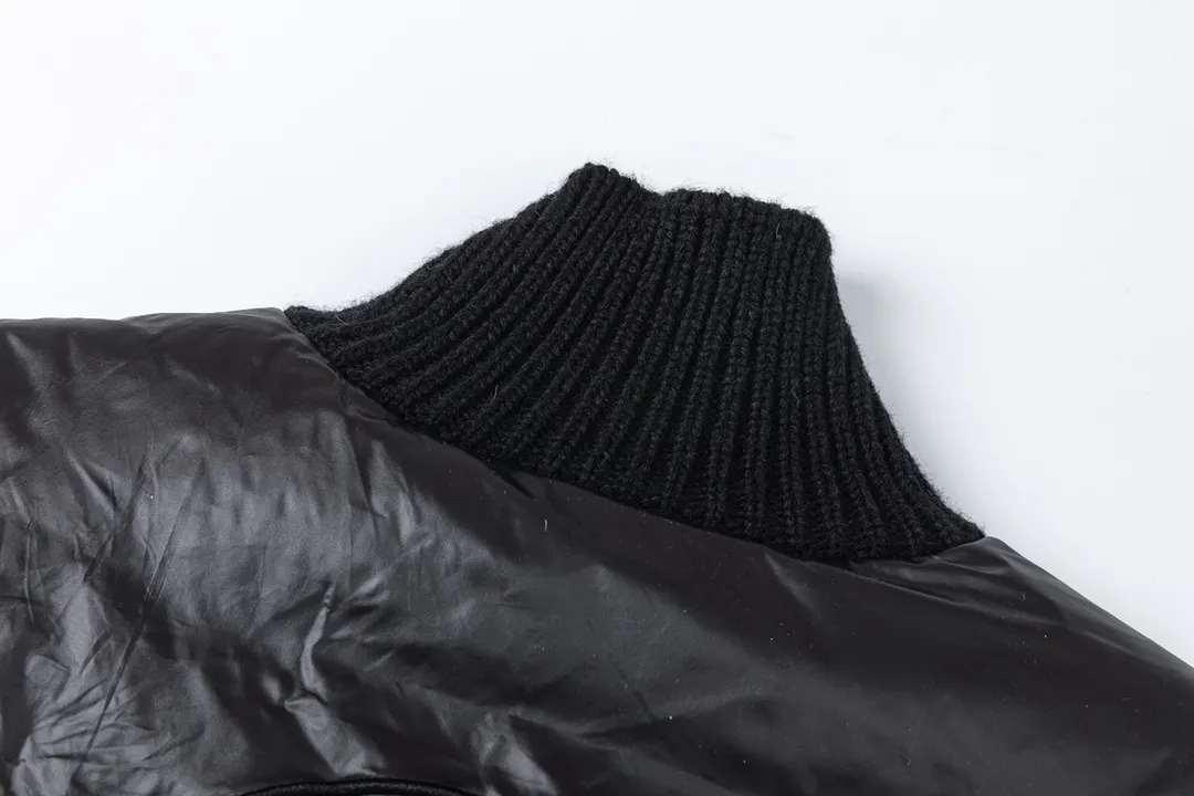 P620 with dust bag) Moncler/muzzle 🆕NEW new autumn and winter down spliced jacket #Down jacket #daily wear Monc*lerNEW23 new autumn and winter down spliced jacket, golden stand collar, large pockets on both sides designed with embroidered logo on the back, down filling for practical wearability while adding splicing popular elements ~ short version Solid color series full of high-end sense! Comfortable, fashionable and versatile! Black and white size: 1/2/3/4 (corresponds to S-XL)