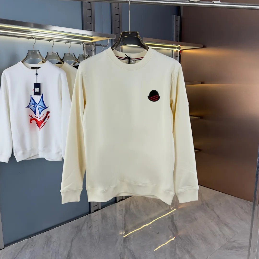 P210 high version sweatshirt) 📦With exclusive picture packaging📦 [Long-term ready stock] Upgraded version "Mobile phone smart sensor ~ NFC chip armband ~ Direct access to the official website anti-counterfeiting" 〖 𝐌𝐎𝐍𝐂𝐋𝐄𝐑 ~ Mouth covering〗 2025 new high quality, using 450g heavyweight fabric Different from the market currency, you can mix and match everything at will and you will be handsome😎The whole clothes is made of double waistcoats. The double waistcoats make the whole dress more three-dimensional. It is not an ordinary factory that can do such fine work. 2025 autumn and winter new style, on sale at the counter, exquisite printed round neck terry sweatshirt. High-end double-ply cotton. Customized stretch ribs are dyed in the same vat. Three standards are complete. It is matched with digital printing patterns and is very breathable. Same style for men and women. Color: black, white, apricot. Size: S M L XL 2XL