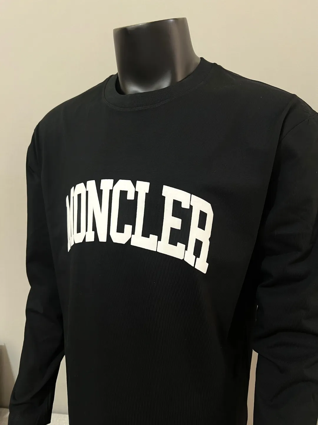P190 MONCLER new release, official & simultaneous; 2025fw flocked large letter printed sleeve logo style long-sleeved T-shirt , made of 280g double yarn 100% cotton fabric, imported woven thread, the neckline is boned and not easy to deform, factory high-temperature washing process, the fabric is soft and breathable, does not shrink and is not easy to deform, NCF washing mark identification, details are in place and the upper body is good-looking, European size version, loose and suitable, color: black, white, size XS-L (L can wear up to 200 pounds)