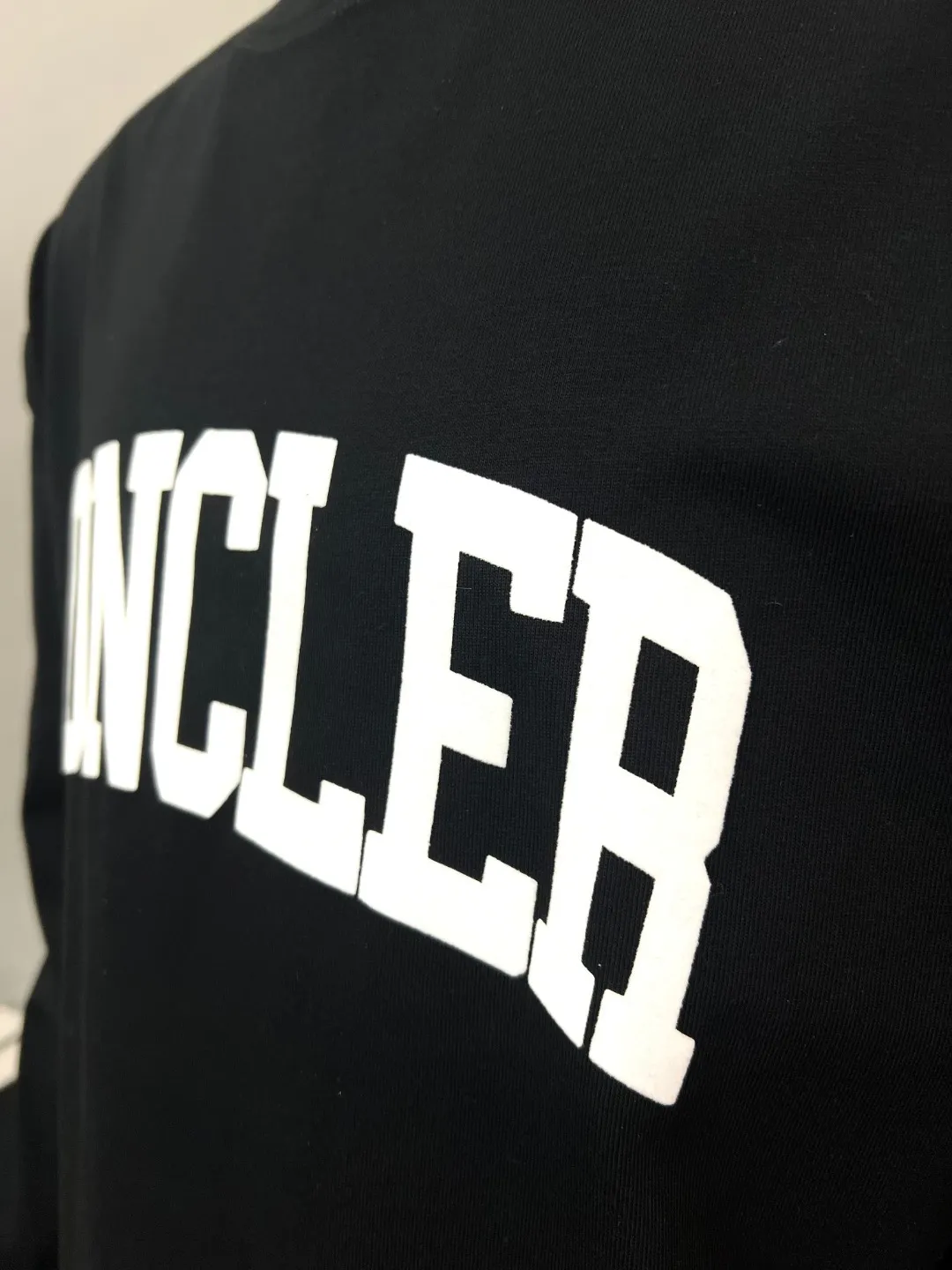 P190 MONCLER new release, official & simultaneous; 2025fw flocked large letter printed sleeve logo style long-sleeved T-shirt , made of 280g double yarn 100% cotton fabric, imported woven thread, the neckline is boned and not easy to deform, factory high-temperature washing process, the fabric is soft and breathable, does not shrink and is not easy to deform, NCF washing mark identification, details are in place and the upper body is good-looking, European size version, loose and suitable, color: black, white, size XS-L (L can wear up to 200 pounds)