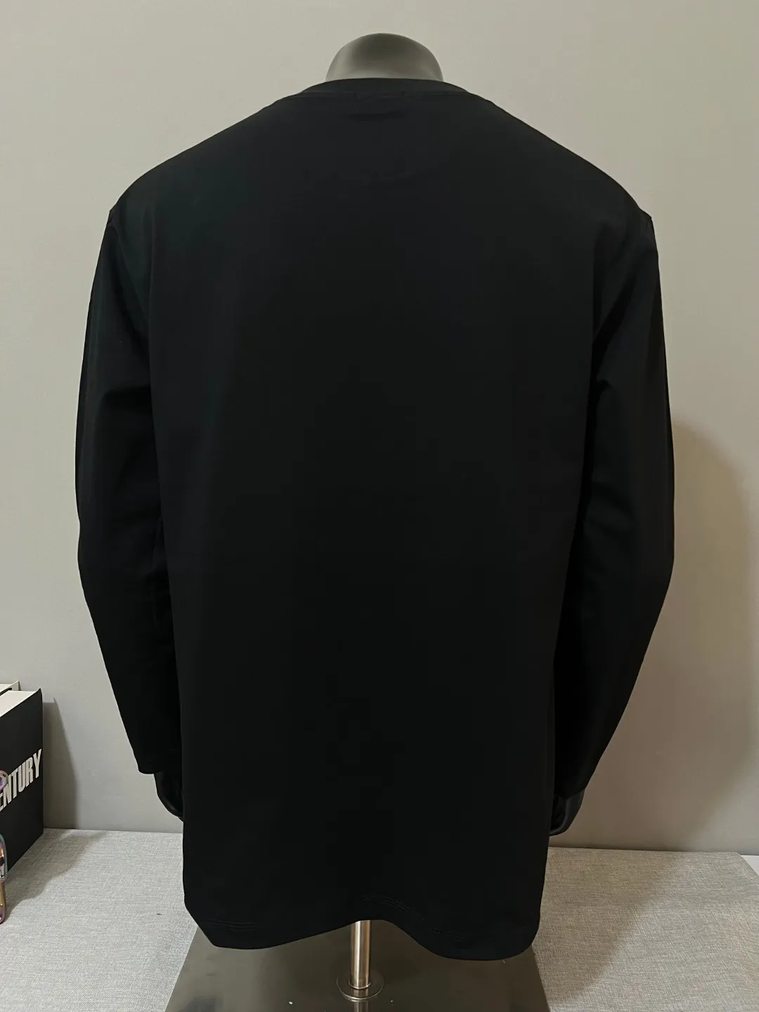 P190 MONCLER new release, official & simultaneous; 2025fw flocked large letter printed sleeve logo style long-sleeved T-shirt , made of 280g double yarn 100% cotton fabric, imported woven thread, the neckline is boned and not easy to deform, factory high-temperature washing process, the fabric is soft and breathable, does not shrink and is not easy to deform, NCF washing mark identification, details are in place and the upper body is good-looking, European size version, loose and suitable, color: black, white, size XS-L (L can wear up to 200 pounds)
