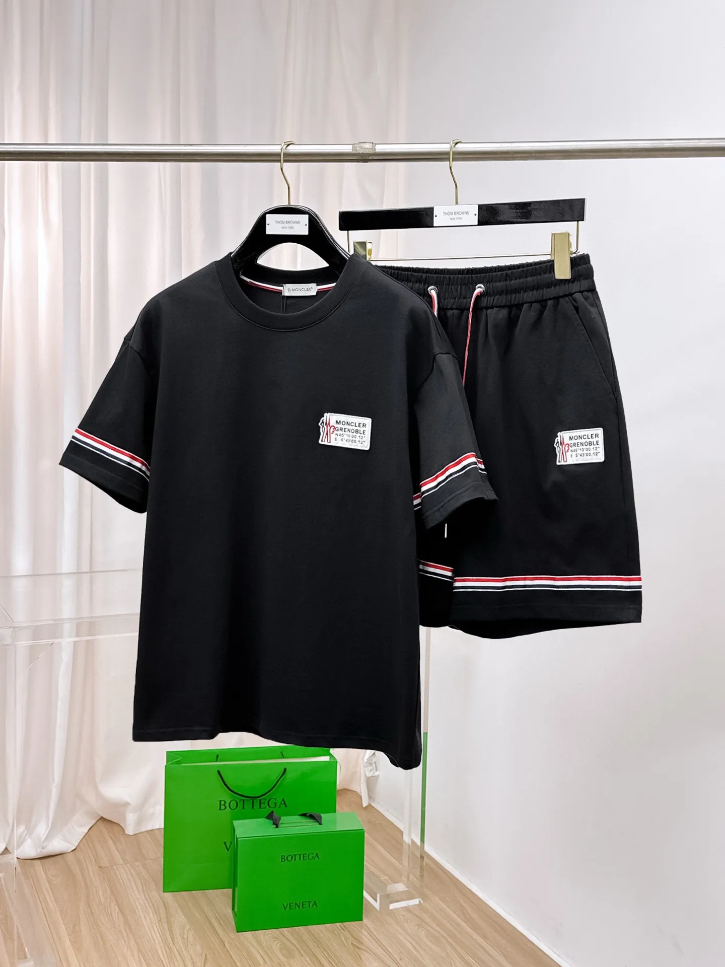P560 Brand [MONCLER Mouth Covered] 2025 round neck short-sleeved shorts suit. The pure cotton fabric upper body will not be stuffy, the smooth and comfortable skin-friendly effect is more breathable, the fabric has its own texture, classic logo technology, a new interpretation from a unique angle, the first choice for fashion and versatility! Size: M-3XL (maximum wear: 190 pounds)