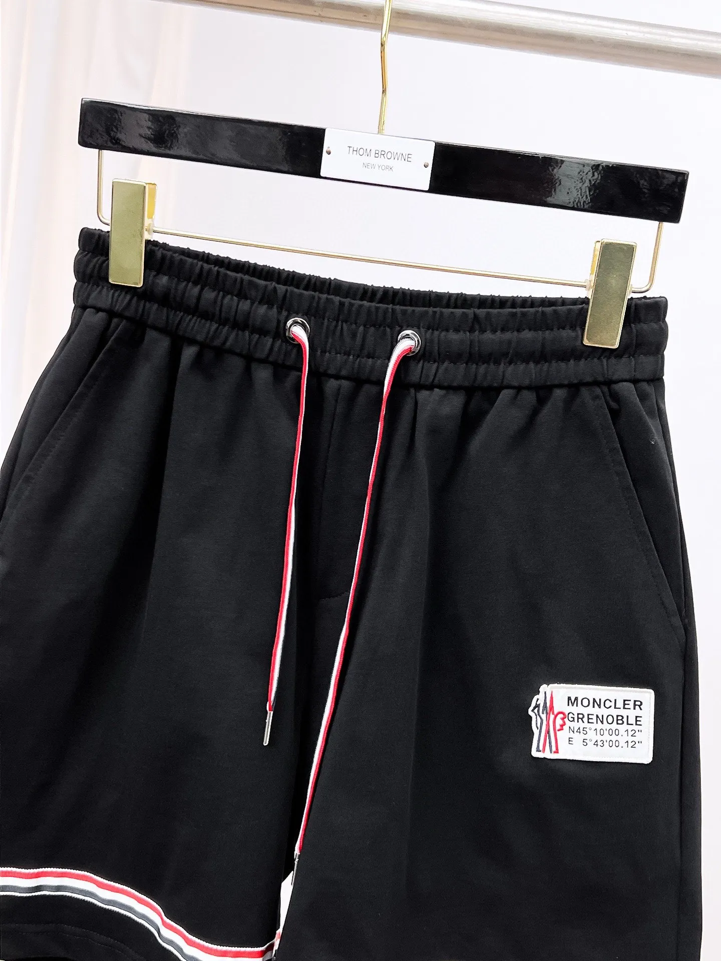 P560 Brand [MONCLER Mouth Covered] 2025 round neck short-sleeved shorts suit. The pure cotton fabric upper body will not be stuffy, the smooth and comfortable skin-friendly effect is more breathable, the fabric has its own texture, classic logo technology, a new interpretation from a unique angle, the first choice for fashion and versatility! Size: M-3XL (maximum wear: 190 pounds)