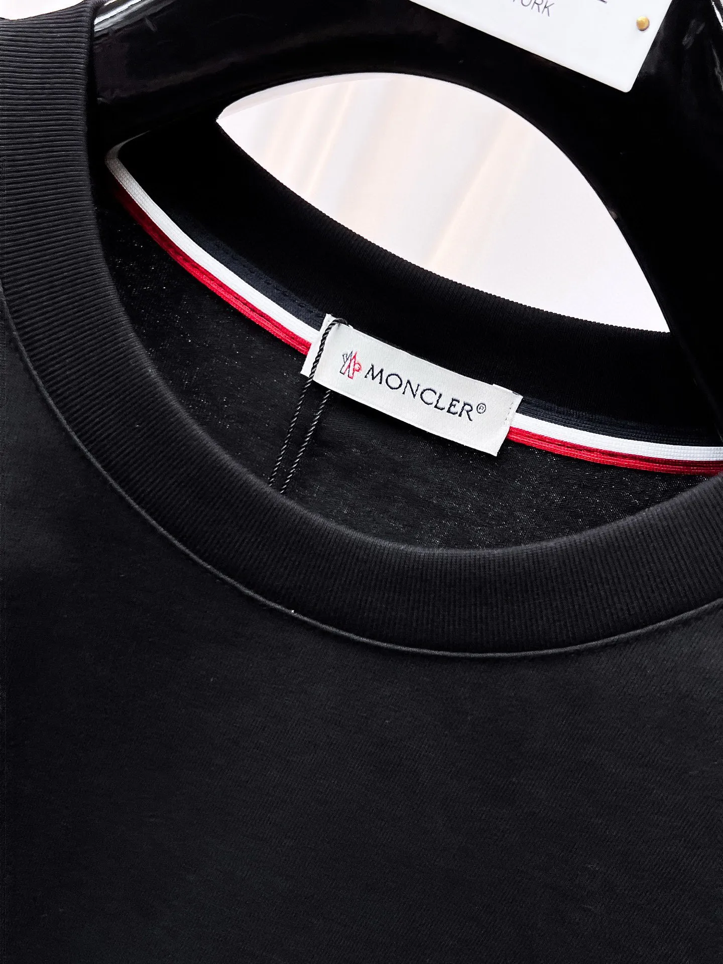 P560 Brand [MONCLER Mouth Covered] 2025 round neck short-sleeved shorts suit. The pure cotton fabric upper body will not be stuffy, the smooth and comfortable skin-friendly effect is more breathable, the fabric has its own texture, classic logo technology, a new interpretation from a unique angle, the first choice for fashion and versatility! Size: M-3XL (maximum wear: 190 pounds)