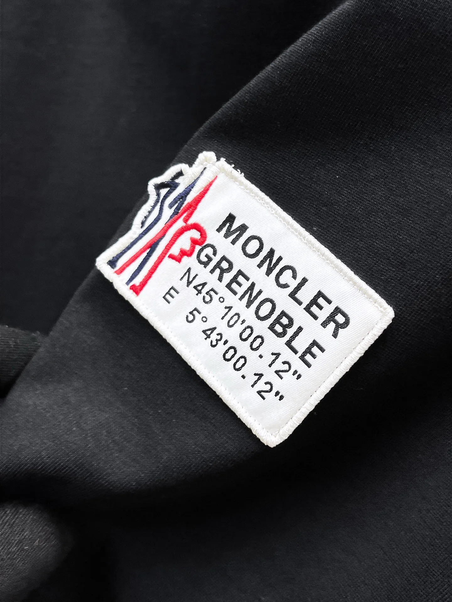 P560 Brand [MONCLER Mouth Covered] 2025 round neck short-sleeved shorts suit. The pure cotton fabric upper body will not be stuffy, the smooth and comfortable skin-friendly effect is more breathable, the fabric has its own texture, classic logo technology, a new interpretation from a unique angle, the first choice for fashion and versatility! Size: M-3XL (maximum wear: 190 pounds)