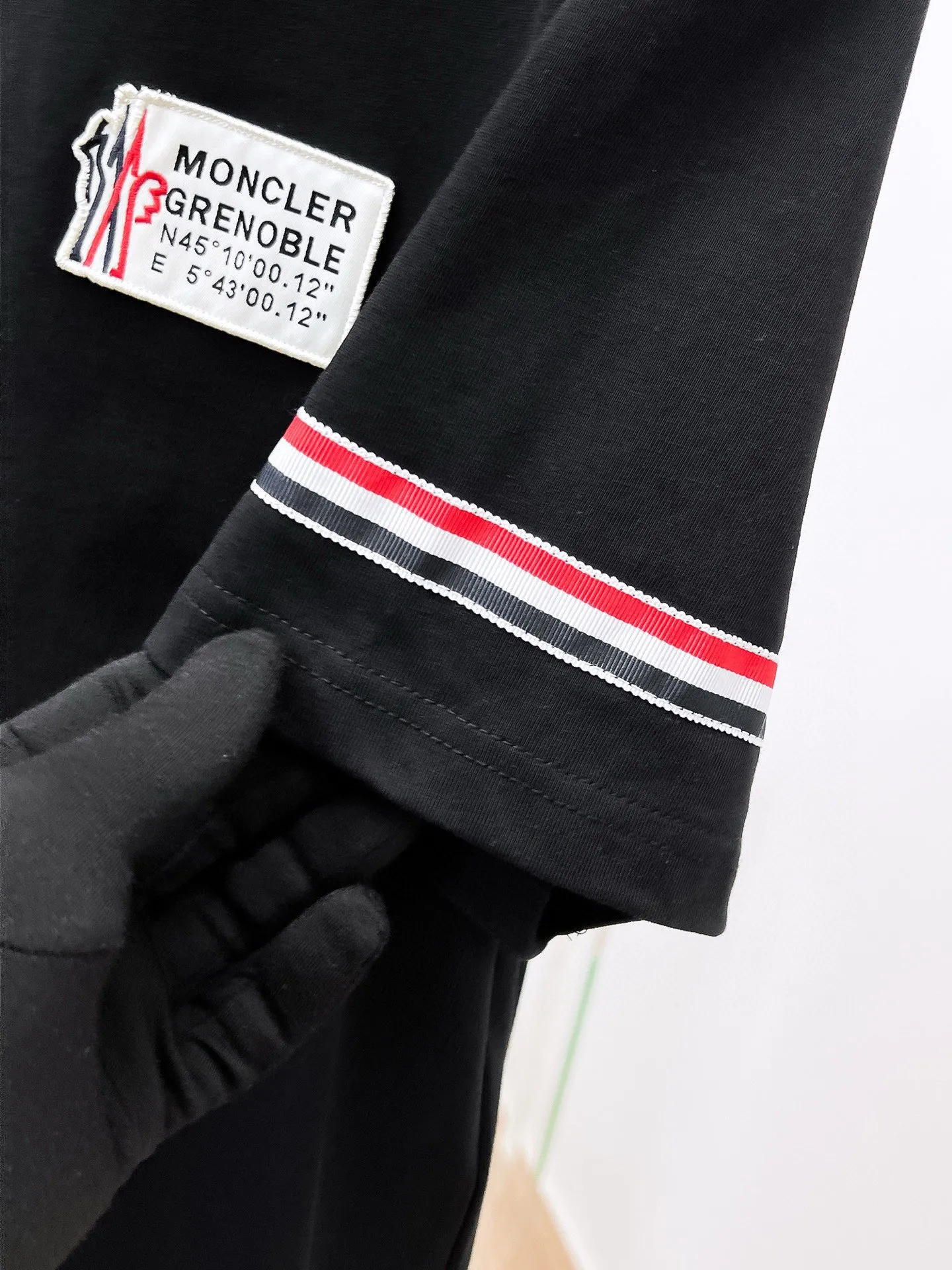 P560 Brand [MONCLER Mouth Covered] 2025 round neck short-sleeved shorts suit. The pure cotton fabric upper body will not be stuffy, the smooth and comfortable skin-friendly effect is more breathable, the fabric has its own texture, classic logo technology, a new interpretation from a unique angle, the first choice for fashion and versatility! Size: M-3XL (maximum wear: 190 pounds)