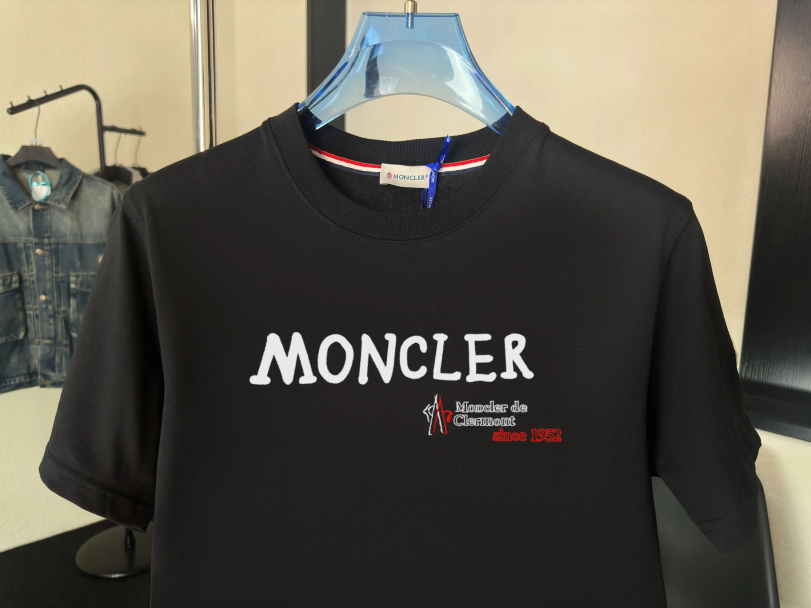 P140 Upgraded version "Mobile phone smart sensor ~ NFC chip armband ~ Direct access to the official website for anti-counterfeiting" "Moncler ~ Mouth Mouth" 2025 new high-quality round neck short-sleeved T-shirt. The cuffs have imported embroidered labels. Customized dyeing, very comfortable to touch. Super versatile and good-looking short-sleeved. Complete with three labels. Non-market ordinary version. Feel free to compare. Quality is absolutely guaranteed! ‼ First of all, this original fabric is all custom-woven with 32-count double yarn fabric, 250G, and the weight is the same‼ Fine workmanship, double waistcoat method, double waistcoat method, double waistcoat method makes the whole dress more three-dimensional, which is not a craft that ordinary T-shirts can achieve🤪 Size: S-M-L-XL-2XL Color: black, white, apricot, same style for men and women