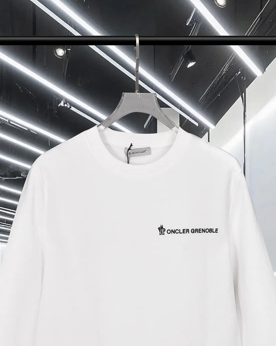 P220 MONCLER/muzzle 2025Fw new autumn and winter style Silicone three-dimensional printed letter logo on the front and back of the chest Uniform for men and women Pullover round neck long-sleeved T-shirt Brand classic Long-staple cotton fabric Official synchronization High version High quality Fashion personality Versatile trend Pure original quality Original fabric Hang tag Collar label Washed wheat Complete three labels Color: Black. White. Size: M-3XL