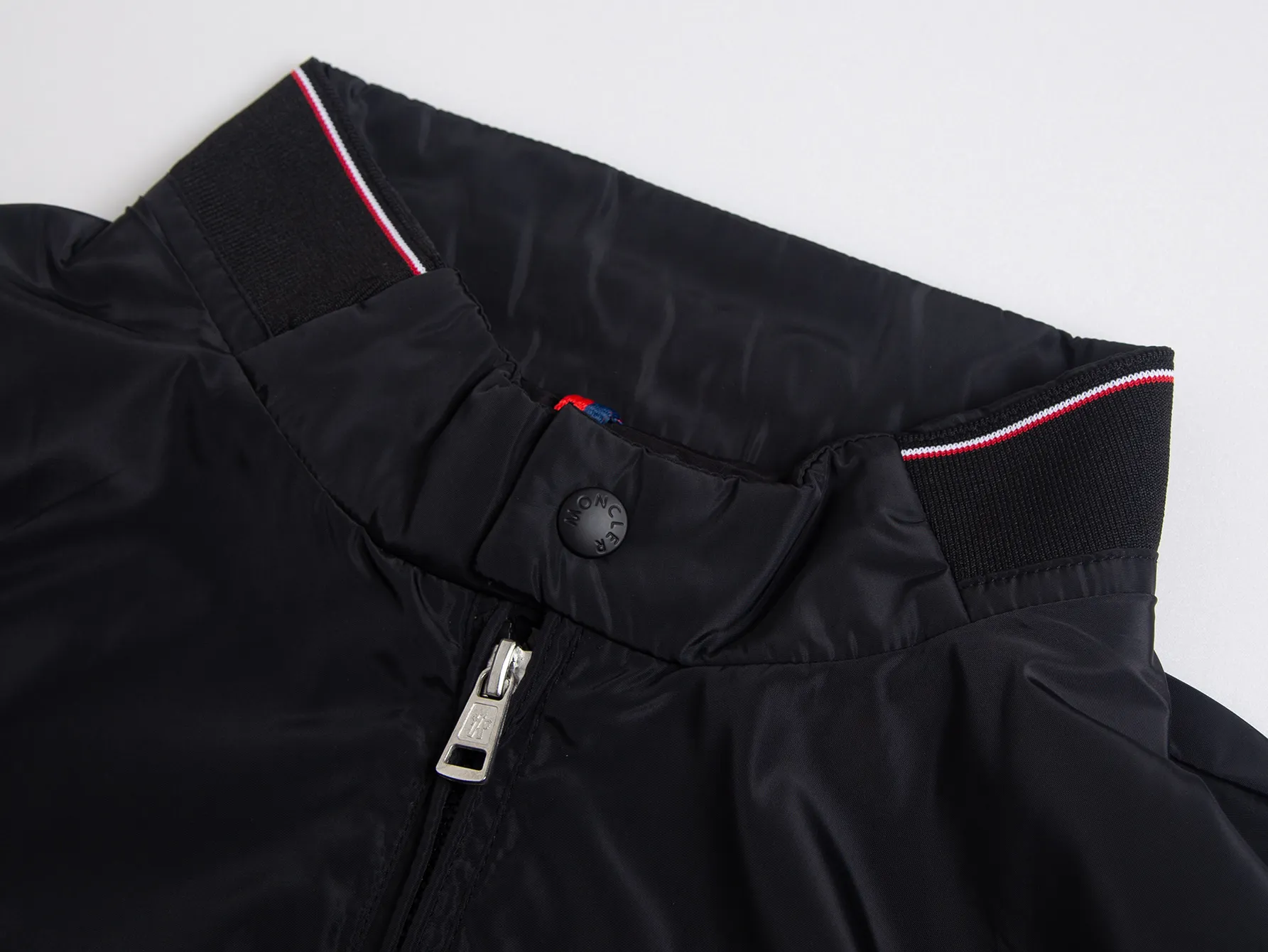 P520 ZP version) -Moncler's official website classic model is new. The letter jacquard windbreaker jacket is the same for men and women. -YB molded fabric details are the same. A full set of accessories are customized. Different from the market currency. Welcome to compare. -Color: black, white, royal blue, military green. -Code number 1 2 3 4 5