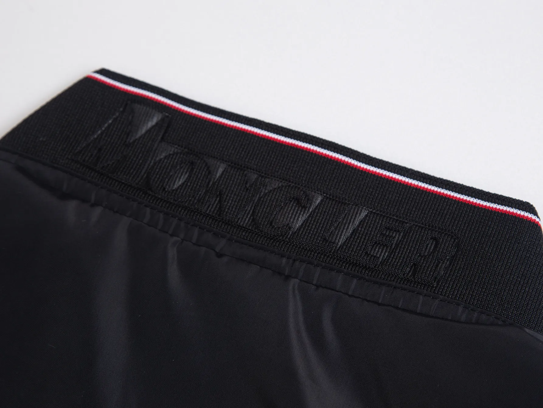 P520 ZP version) -Moncler's official website classic model is new. The letter jacquard windbreaker jacket is the same for men and women. -YB molded fabric details are the same. A full set of accessories are customized. Different from the market currency. Welcome to compare. -Color: black, white, royal blue, military green. -Code number 1 2 3 4 5