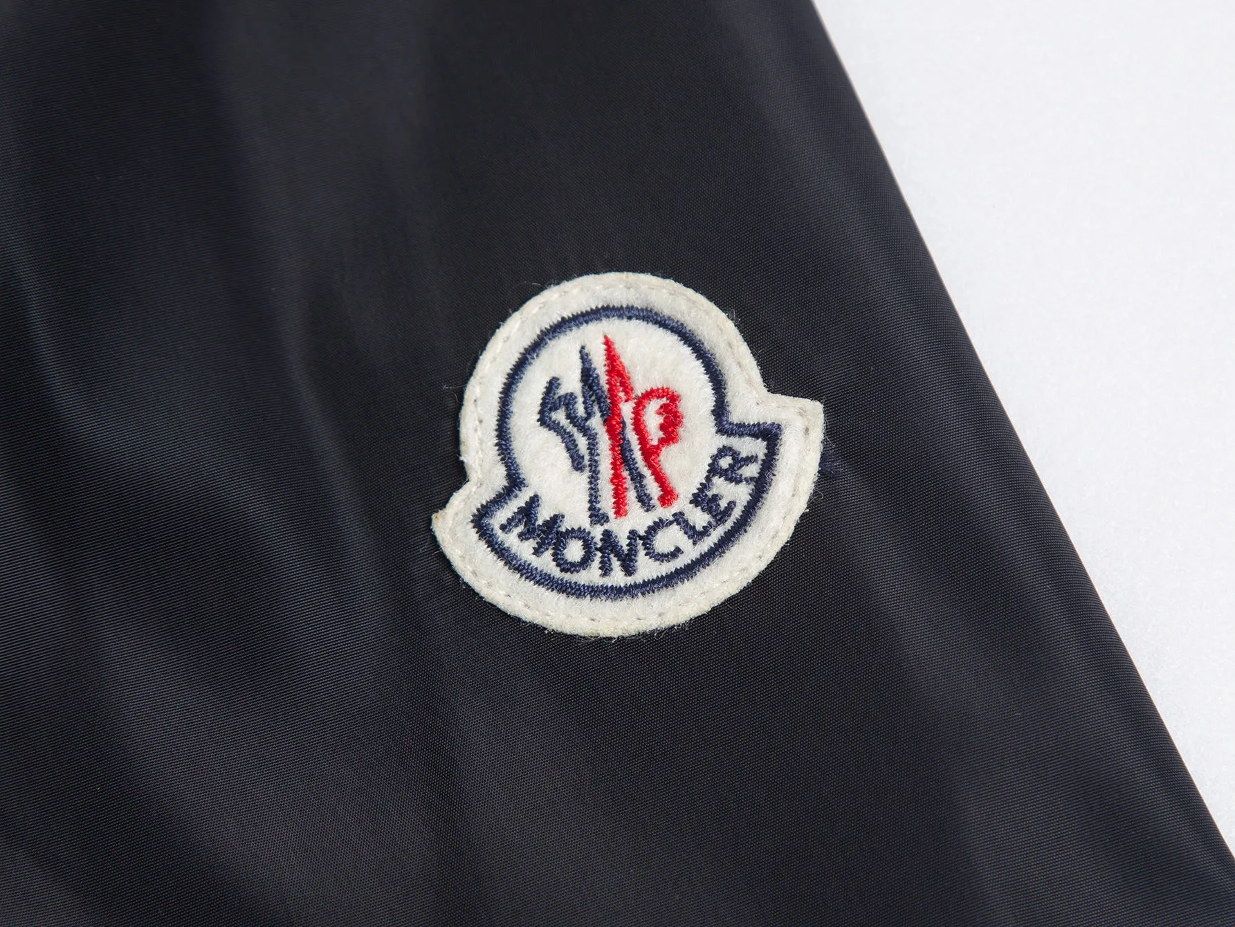 P520 ZP version) -Moncler's official website classic model is new. The letter jacquard windbreaker jacket is the same for men and women. -YB molded fabric details are the same. A full set of accessories are customized. Different from the market currency. Welcome to compare. -Color: black, white, royal blue, military green. -Code number 1 2 3 4 5