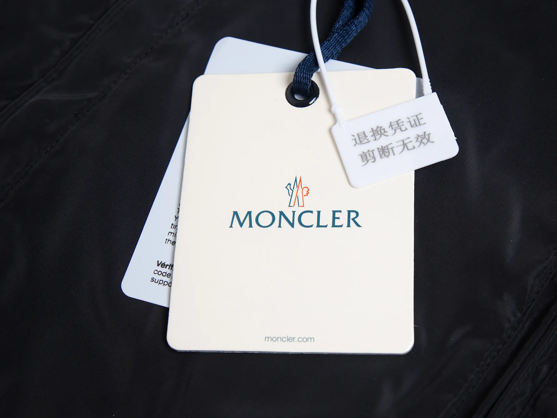 P520 ZP version) -Moncler's official website classic model is new. The letter jacquard windbreaker jacket is the same for men and women. -YB molded fabric details are the same. A full set of accessories are customized. Different from the market currency. Welcome to compare. -Color: black, white, royal blue, military green. -Code number 1 2 3 4 5