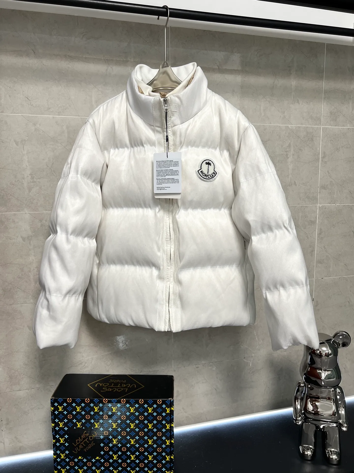 P1360 Moncler's new luminous light down jacket with a full mouth. It is a style with a sense of future technology. It is definitely cool and attracts attention when going out. It is unremarkable during the day, but it is absolutely full of effect when it comes out at night. There is a socket in the pocket for charging. The upper body is like the most beautiful boy on the street. He is wearing a star. The chest badge letter logo is embellished. The overall personality is fashionable and cool. The upper body is full of velvet, cool and comfortable. Size: 1234