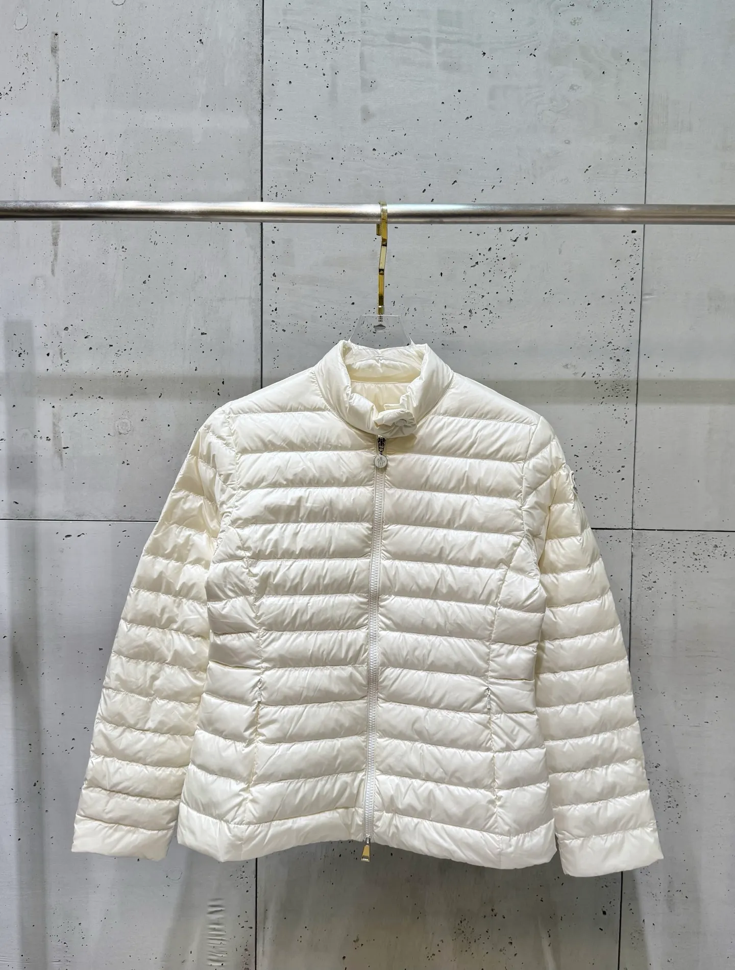 P720 Moncler 25 new lgelle lightweight stand-up collar short down jacket, with classic quilting design to outline a slim silhouette. The stand-up collar details enhance the temperament, while being light and warm. Wear it as a layer during spring or winter, and you can easily weather the changing weather in one piece. Choose from three colors to suit your style: low-key black, pure white, and gentle nude—three high-end tones, suitable for different occasions and styles. The short cut lengthens the proportion, and even a small person can wear it with long legs! The choice of quality: duck down filling, which has both fluffiness and warmth, is light and weightless. Every detail shows craftsmanship. Color: black, pink, and white. Size: 1 2 3 4
