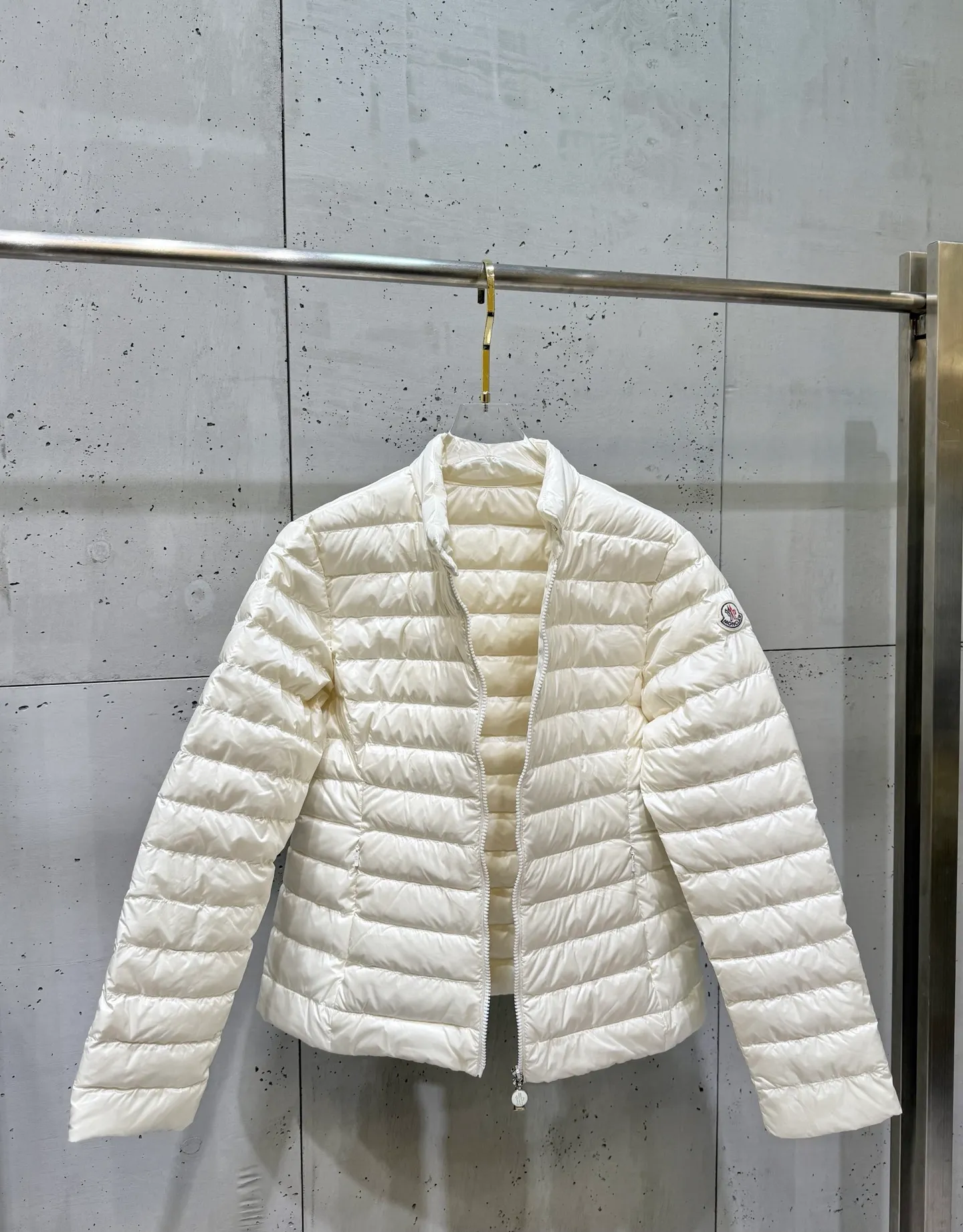 P720 Moncler 25 new lgelle lightweight stand-up collar short down jacket, with classic quilting design to outline a slim silhouette. The stand-up collar details enhance the temperament, while being light and warm. Wear it as a layer during spring or winter, and you can easily weather the changing weather in one piece. Choose from three colors to suit your style: low-key black, pure white, and gentle nude—three high-end tones, suitable for different occasions and styles. The short cut lengthens the proportion, and even a small person can wear it with long legs! The choice of quality: duck down filling, which has both fluffiness and warmth, is light and weightless. Every detail shows craftsmanship. Color: black, pink, and white. Size: 1 2 3 4