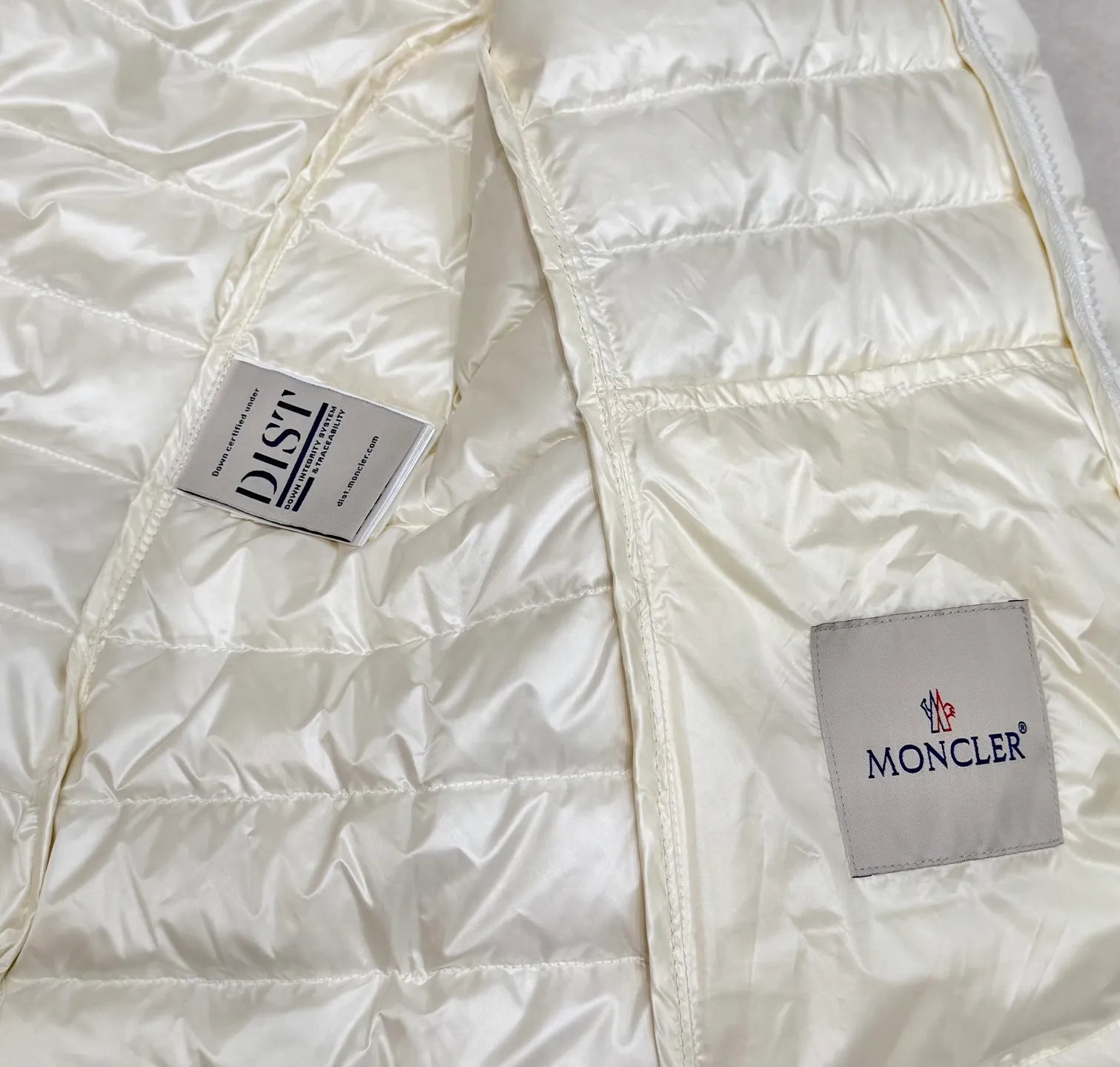 P720 Moncler 25 new lgelle lightweight stand-up collar short down jacket, with classic quilting design to outline a slim silhouette. The stand-up collar details enhance the temperament, while being light and warm. Wear it as a layer during spring or winter, and you can easily weather the changing weather in one piece. Choose from three colors to suit your style: low-key black, pure white, and gentle nude—three high-end tones, suitable for different occasions and styles. The short cut lengthens the proportion, and even a small person can wear it with long legs! The choice of quality: duck down filling, which has both fluffiness and warmth, is light and weightless. Every detail shows craftsmanship. Color: black, pink, and white. Size: 1 2 3 4