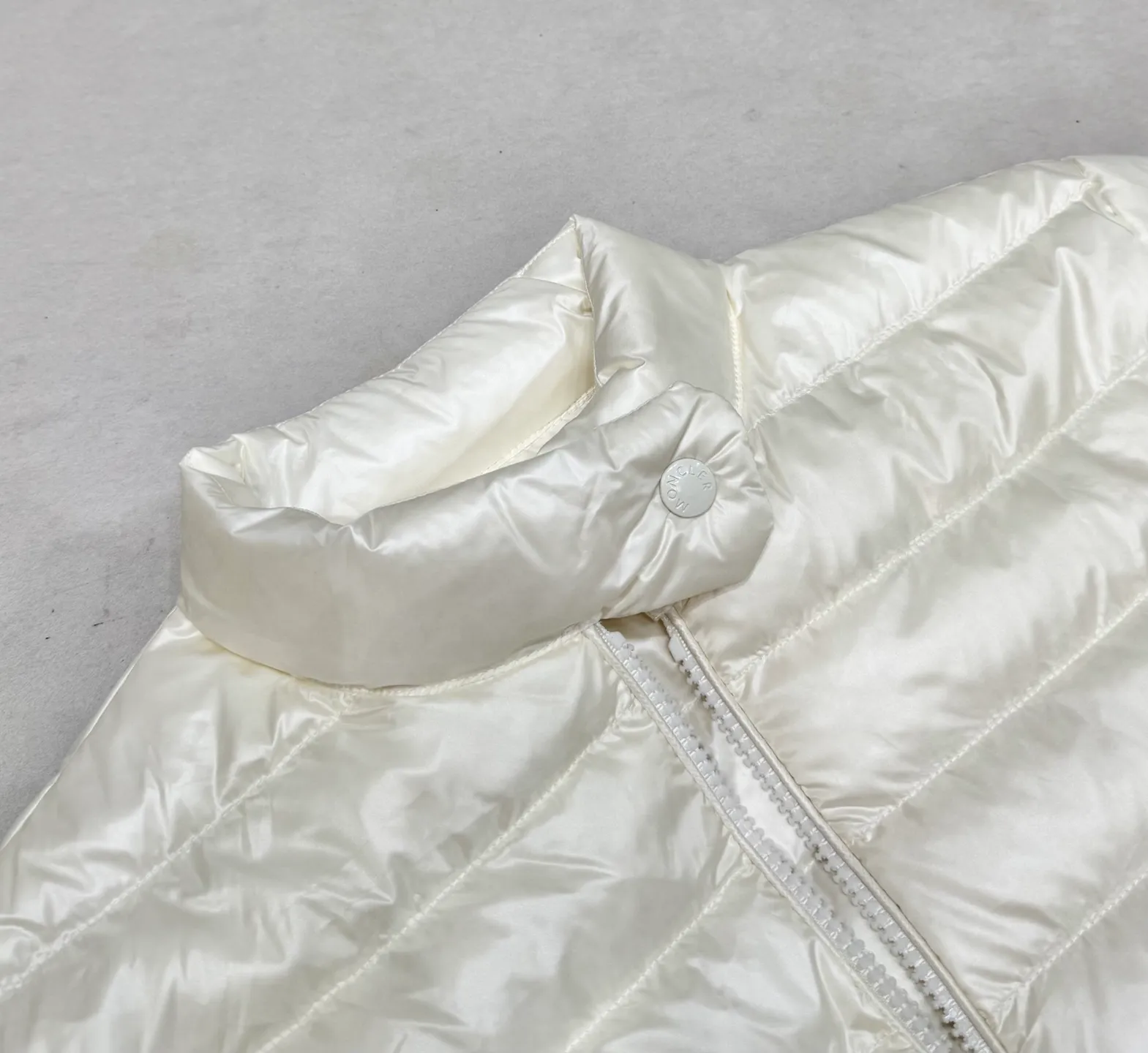 P720 Moncler 25 new lgelle lightweight stand-up collar short down jacket, with classic quilting design to outline a slim silhouette. The stand-up collar details enhance the temperament, while being light and warm. Wear it as a layer during spring or winter, and you can easily weather the changing weather in one piece. Choose from three colors to suit your style: low-key black, pure white, and gentle nude—three high-end tones, suitable for different occasions and styles. The short cut lengthens the proportion, and even a small person can wear it with long legs! The choice of quality: duck down filling, which has both fluffiness and warmth, is light and weightless. Every detail shows craftsmanship. Color: black, pink, and white. Size: 1 2 3 4