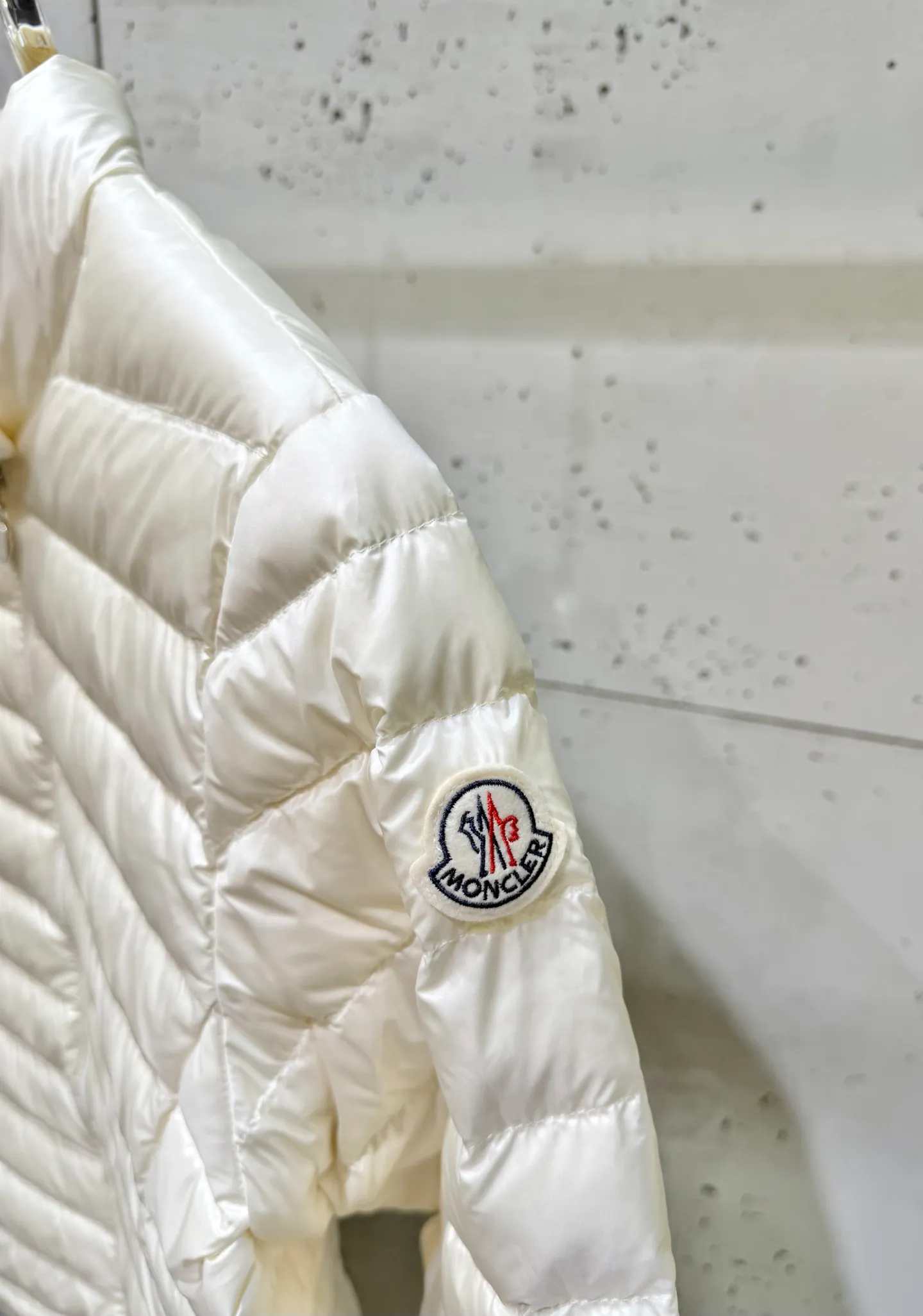P720 Moncler 25 new lgelle lightweight stand-up collar short down jacket, with classic quilting design to outline a slim silhouette. The stand-up collar details enhance the temperament, while being light and warm. Wear it as a layer during spring or winter, and you can easily weather the changing weather in one piece. Choose from three colors to suit your style: low-key black, pure white, and gentle nude—three high-end tones, suitable for different occasions and styles. The short cut lengthens the proportion, and even a small person can wear it with long legs! The choice of quality: duck down filling, which has both fluffiness and warmth, is light and weightless. Every detail shows craftsmanship. Color: black, pink, and white. Size: 1 2 3 4