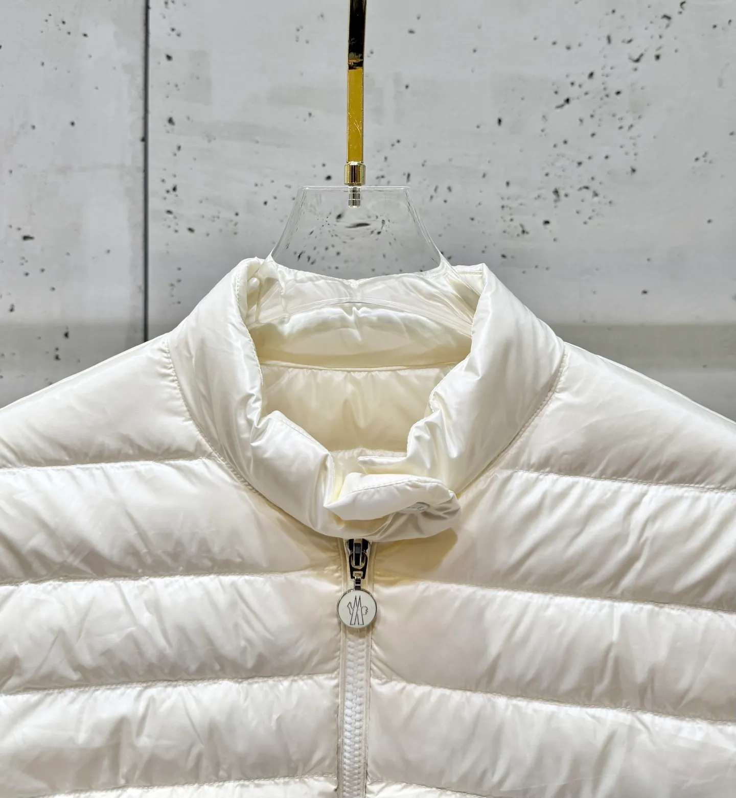 P720 Moncler 25 new lgelle lightweight stand-up collar short down jacket, with classic quilting design to outline a slim silhouette. The stand-up collar details enhance the temperament, while being light and warm. Wear it as a layer during spring or winter, and you can easily weather the changing weather in one piece. Choose from three colors to suit your style: low-key black, pure white, and gentle nude—three high-end tones, suitable for different occasions and styles. The short cut lengthens the proportion, and even a small person can wear it with long legs! The choice of quality: duck down filling, which has both fluffiness and warmth, is light and weightless. Every detail shows craftsmanship. Color: black, pink, and white. Size: 1 2 3 4