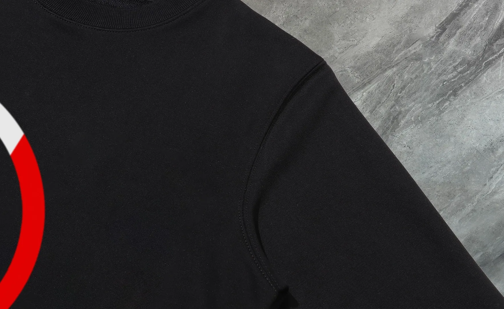 P210 High-version sweatshirt) [Long-term stock] 〖𝐌𝐎𝐍𝐂𝐋𝐄𝐑~Mask〗 Made of 440g heavy-weight fabric. It is different from the market currency. It can be matched with any variety and is properly handsome. 😎The whole dress is made of double waistcoats. The double waistcoats make the whole dress more three-dimensional. Not ordinary factories can do such fine work. 2025 Spring runway version of the T stage, on sale at the counter, round neck terry sweatshirt, high-end double-strand pure cotton, custom-made stretch ribs, dyed in the same vat, complete with three standards, matched with exquisite embroidered LOGO on the chest, simple and advanced, same style for men and women. Color: black, apricot, white, size: S M L XL 2XL