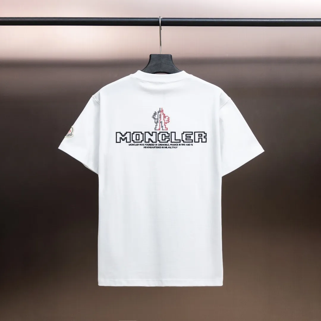 P200 Moncler2025 new early spring new men's and women's 👫 short-sleeved T-shirt, on sale at the counter at the same time! Customized exclusive 340-gram pure cotton fabric, customized original craft threads, and heavy-duty letter logo craft design on the chest! Simple and elegant, easy to match and versatile, extremely high-grade, perfectly integrated into fashion and style, it is a top-notch fashionable style that is perfect for outer wear! The whole thing gives people a natural feeling! The ultimate classic versatile short-sleeved T-shirt, designed with the latest three-dimensional letter logo graphic elements! The ultimate heavy work, the ultimate perfection! Fans who pursue high quality should rush to buy it by themselves, and we sincerely invite all fans who know the goods to appreciate this model together! ! Color: Black White Size: S-XXL