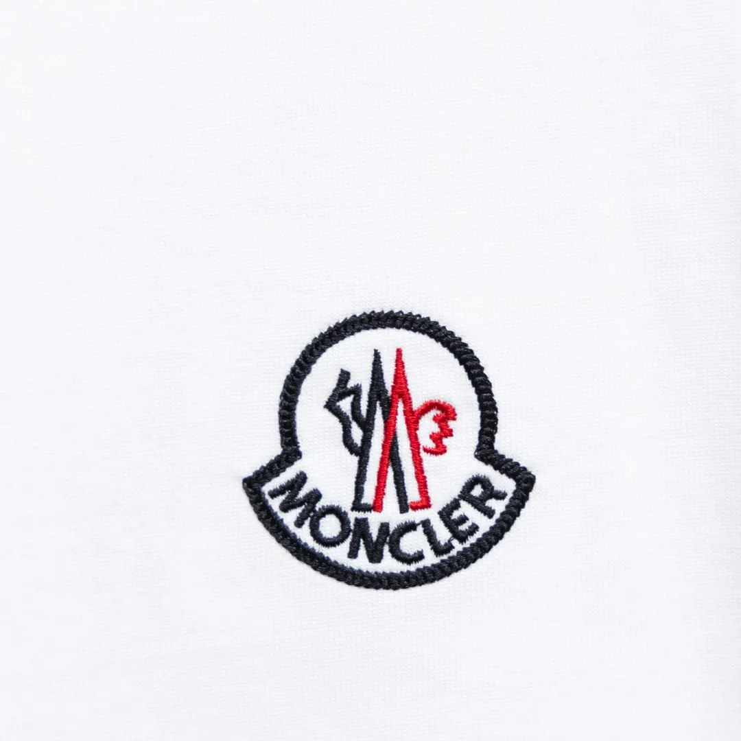 P200 Moncler2025 new early spring new men's and women's 👫 short-sleeved T-shirt, on sale at the counter at the same time! Customized exclusive 340-gram pure cotton fabric, customized original craft threads, and heavy-duty letter logo craft design on the chest! Simple and elegant, easy to match and versatile, extremely high-grade, perfectly integrated into fashion and style, it is a top-notch fashionable style that is perfect for outer wear! The whole thing gives people a natural feeling! The ultimate classic versatile short-sleeved T-shirt, designed with the latest three-dimensional letter logo graphic elements! The ultimate heavy work, the ultimate perfection! Fans who pursue high quality should rush to buy it by themselves, and we sincerely invite all fans who know the goods to appreciate this model together! ! Color: Black White Size: S-XXL