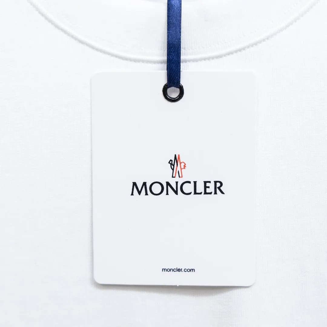 P200 Moncler2025 new early spring new men's and women's 👫 short-sleeved T-shirt, on sale at the counter at the same time! Customized exclusive 340-gram pure cotton fabric, customized original craft threads, and heavy-duty letter logo craft design on the chest! Simple and elegant, easy to match and versatile, extremely high-grade, perfectly integrated into fashion and style, it is a top-notch fashionable style that is perfect for outer wear! The whole thing gives people a natural feeling! The ultimate classic versatile short-sleeved T-shirt, designed with the latest three-dimensional letter logo graphic elements! The ultimate heavy work, the ultimate perfection! Fans who pursue high quality should rush to buy it by themselves, and we sincerely invite all fans who know the goods to appreciate this model together! ! Color: Black White Size: S-XXL