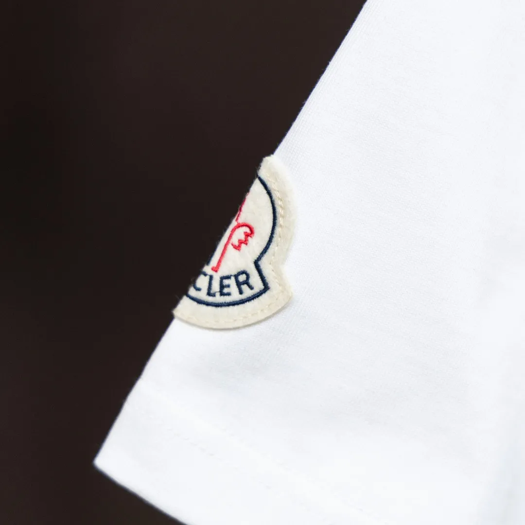 P200 Moncler2025 new early spring new men's and women's 👫 short-sleeved T-shirt, on sale at the counter at the same time! Customized exclusive 340-gram pure cotton fabric, customized original craft threads, and heavy-duty letter logo craft design on the chest! Simple and elegant, easy to match and versatile, extremely high-grade, perfectly integrated into fashion and style, it is a top-notch fashionable style that is perfect for outer wear! The whole thing gives people a natural feeling! The ultimate classic versatile short-sleeved T-shirt, designed with the latest three-dimensional letter logo graphic elements! The ultimate heavy work, the ultimate perfection! Fans who pursue high quality should rush to buy it by themselves, and we sincerely invite all fans who know the goods to appreciate this model together! ! Color: Black White Size: S-XXL